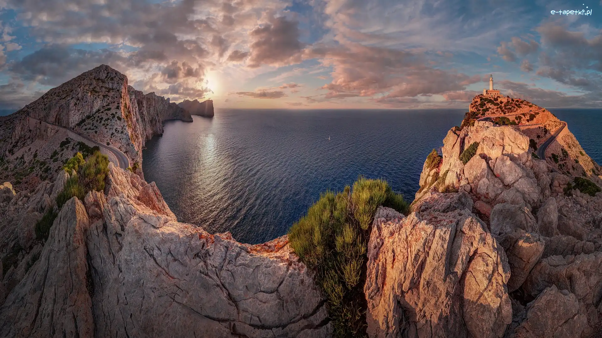 Latarnia morska, Skały, Góry Serra de Tramuntana, Wybrzeże, Przylądek Formentor, Hiszpania, Wyspa Majorka, Morze Śródziemne, Zachód słońca