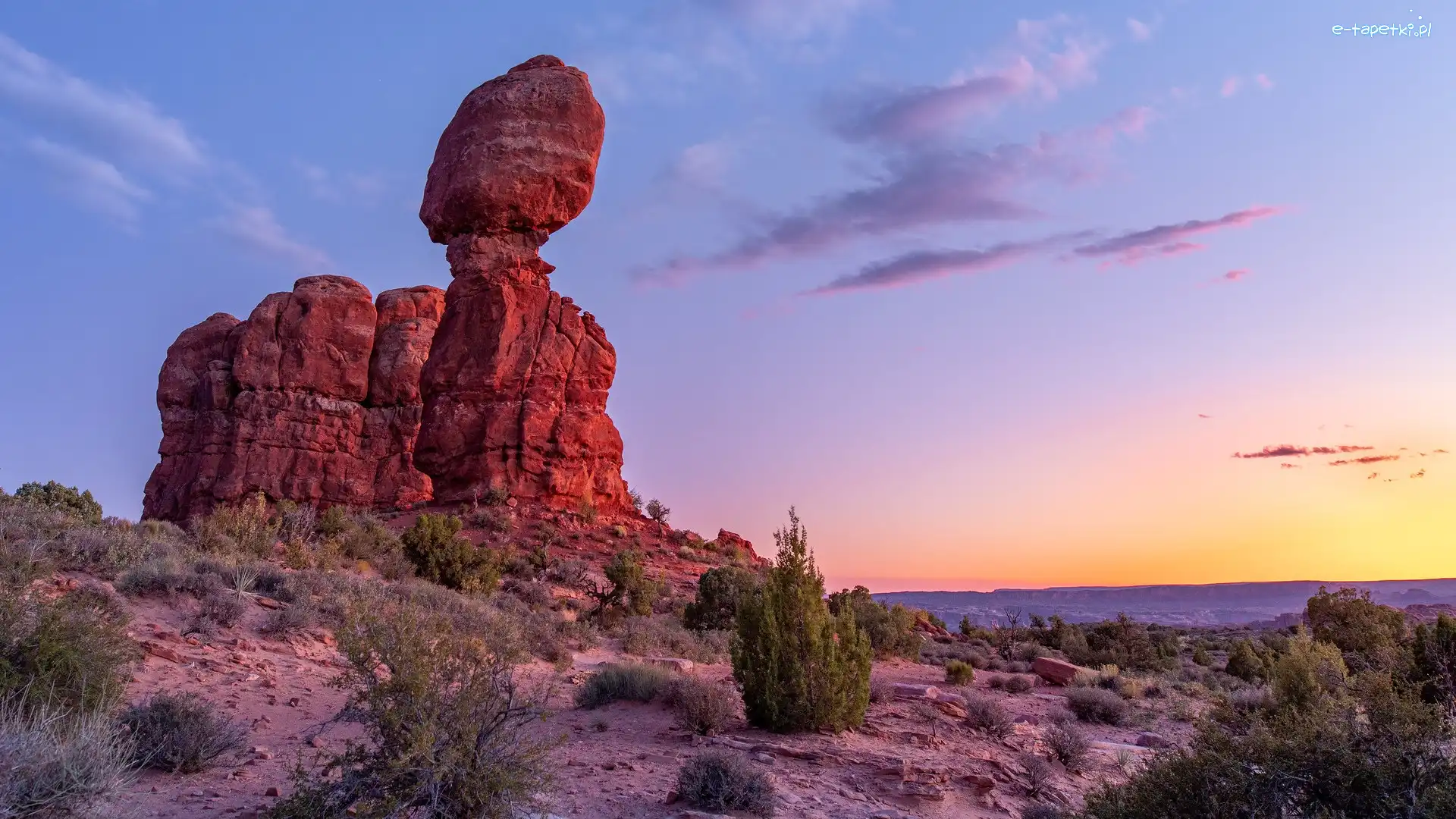 Stany Zjednoczone, Balanced Rock, Krzewy, Skała, Wschód słońca, Utah, Park Narodowy Arches