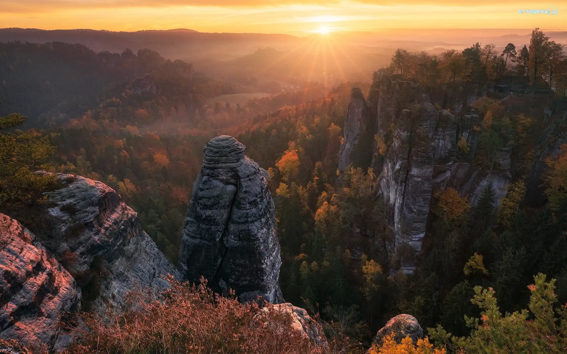 Skały, Park Narodowy Saskiej Szwajcarii, Jesień, Promienie słońca, Góry Połabskie, Drzewa, Wschód słońca, Niemcy