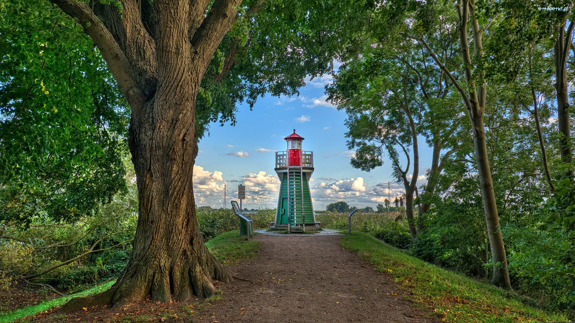 Niemcy, Drzewa, Ścieżka, Bunthaus lighthouse, Latarnia morska, Hamburg, Niebo