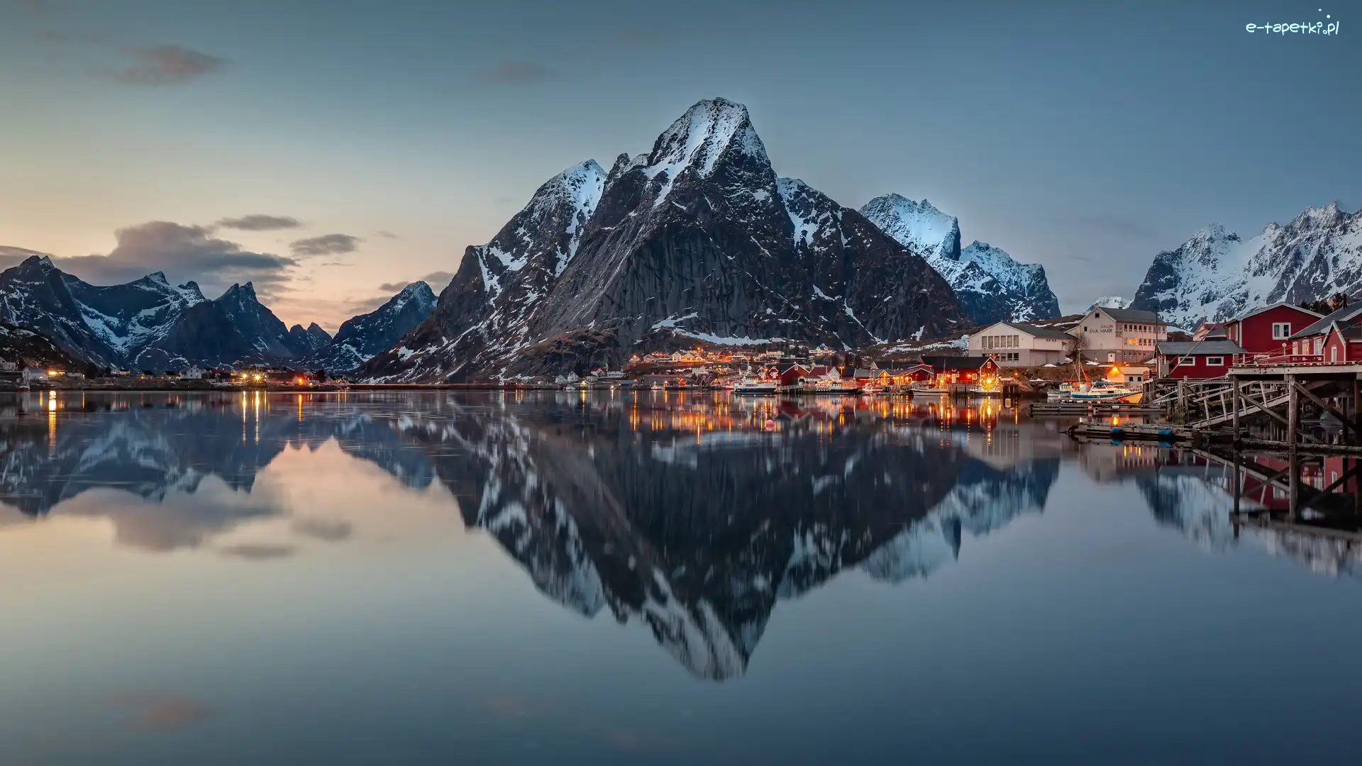 Odbicie, Lofoty, Góry, Domy, Chmury, Wieś Reine, Morze Norweskie, Norwegia