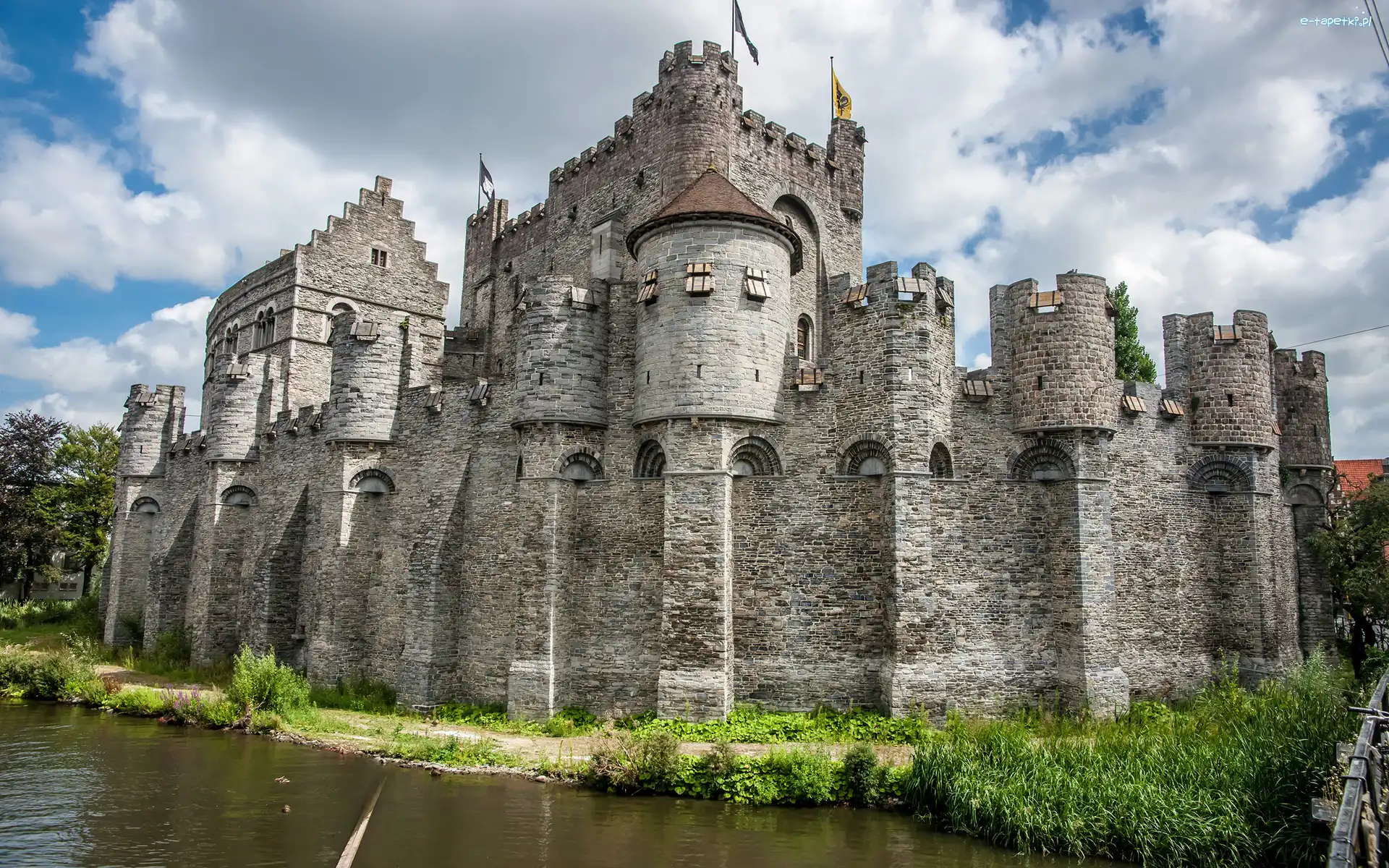 Trawa, Zamek Gravensteen, Rzeka, Drzewa, Gandawa, Belgia