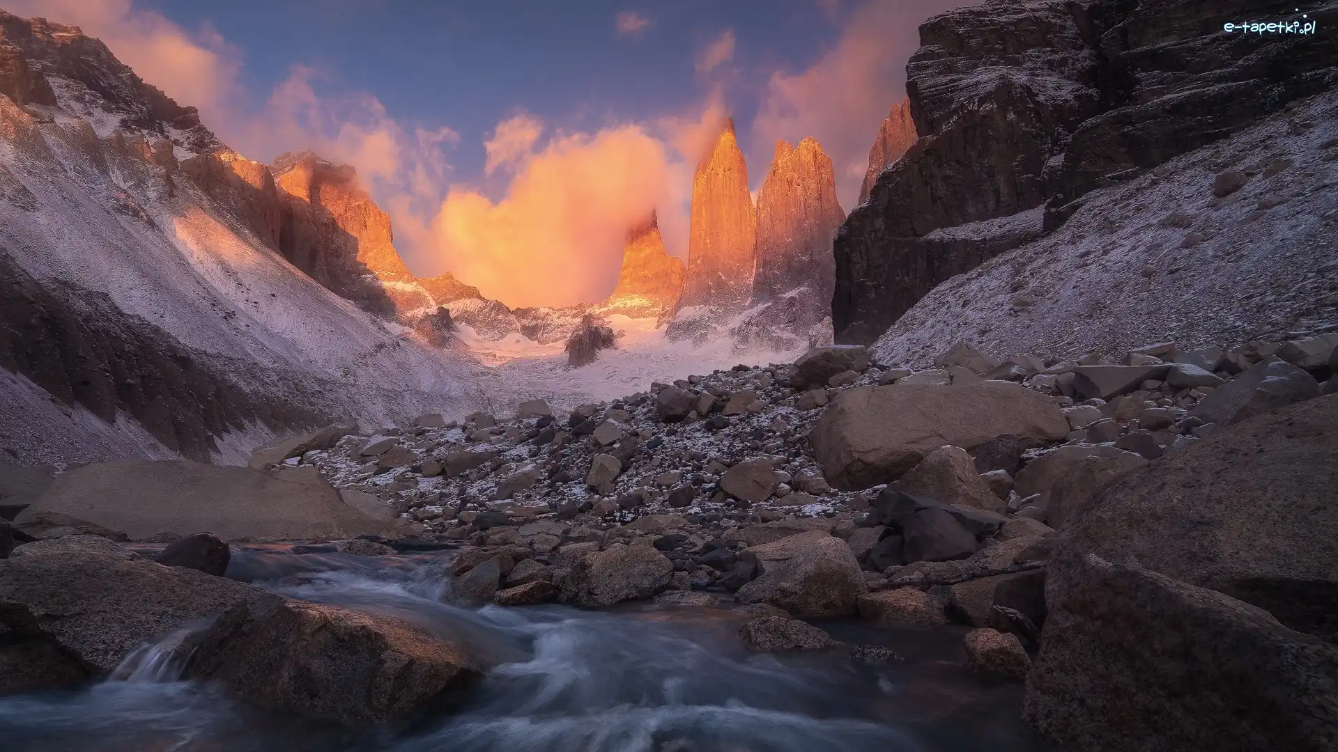 Park Narodowy Torres del Paine, Argentyna, Zachód słońca, Base las Torres, Kamienie, Góry, Torres del Paine, Skały, Szczyty, Patagonia, Rzeka