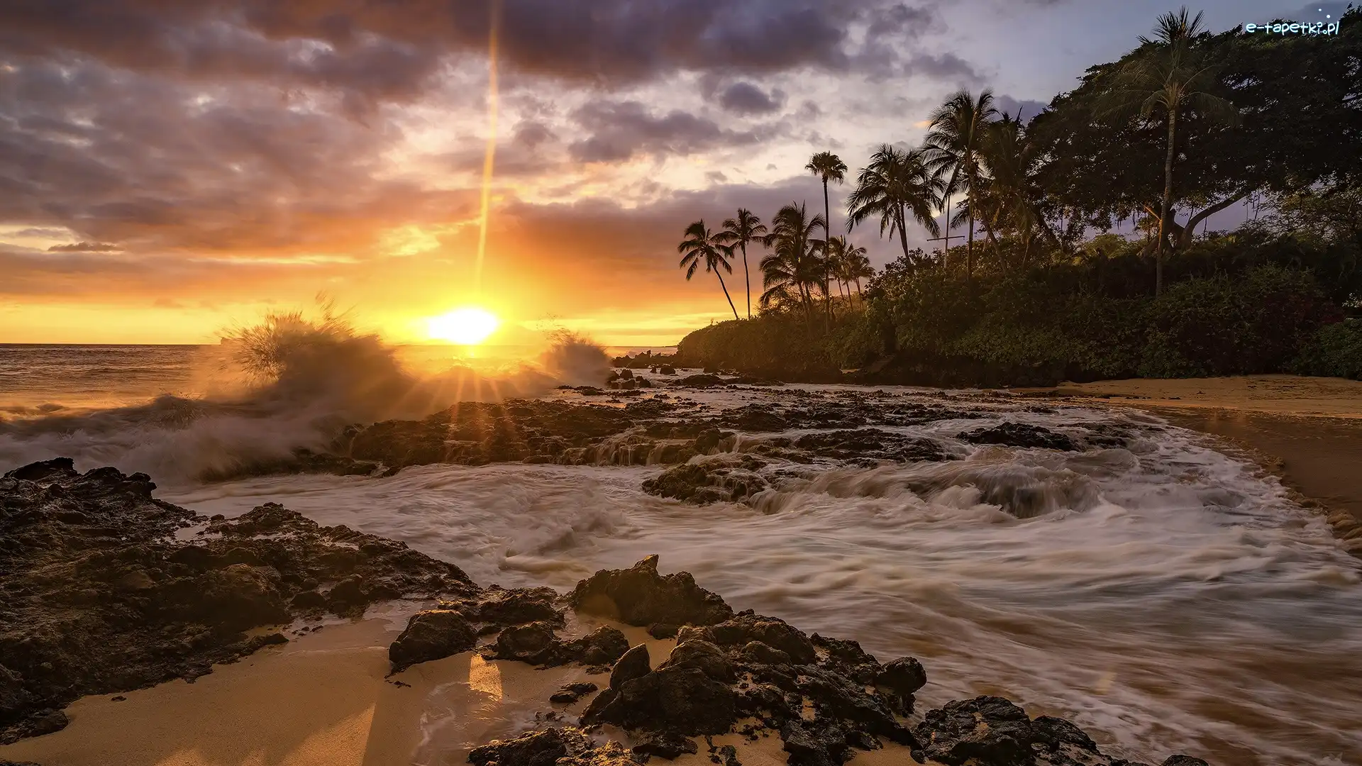 Zachód słońca, Fala, Wyspa Maui, Hawaje, Stany Zjednoczone, Skały, Palmy, Morze, Plaża