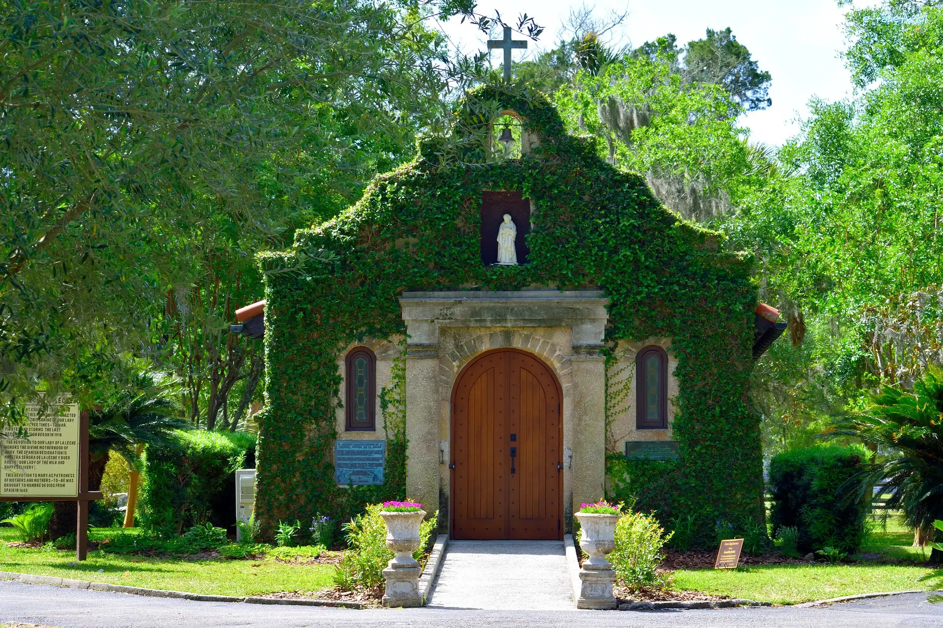 Kaplica Matki Boskiej Karmiącej, Saint Augustine, Drzewa, Stany Zjednoczone, Floryda