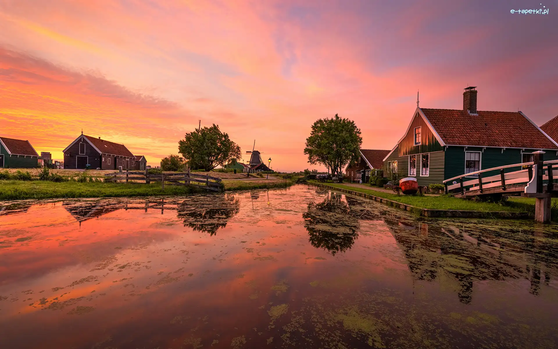 Drzewa, Domy, Niebo, Rzeka, Holandia, Kanał, Most, Zaandam, Skansen Zaanse Schans, Wiatrak, Wschód słońca