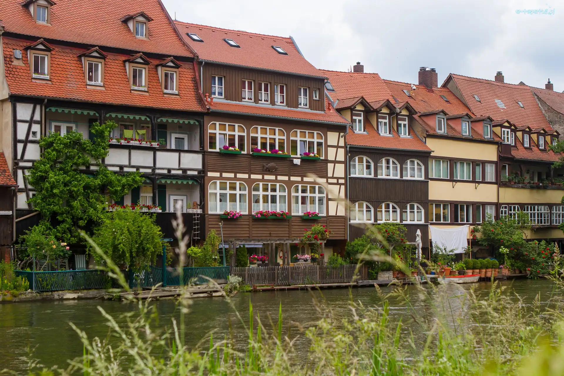 Domy, Rzeka