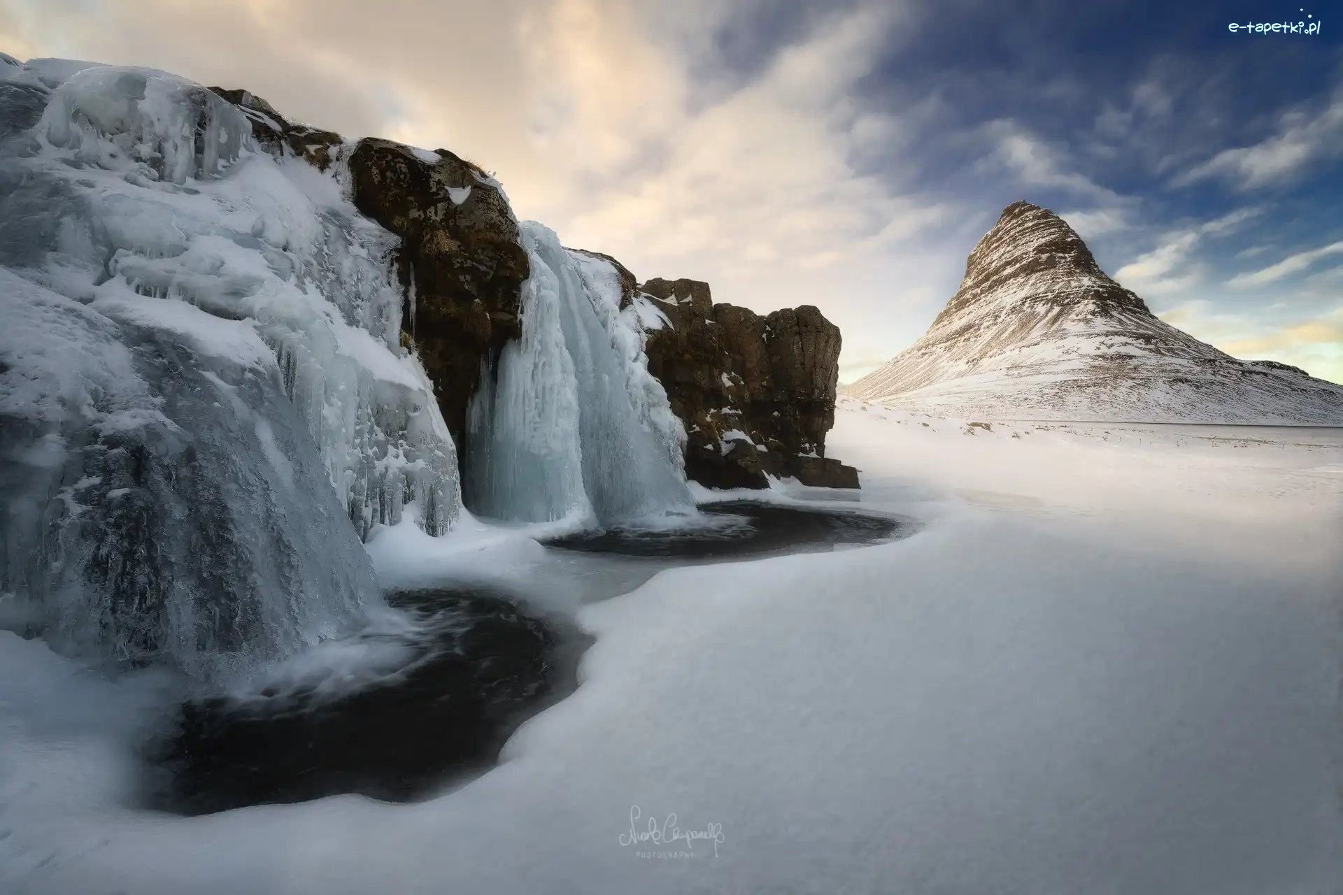 Zima, Wodospad Kirkjufellsfoss, Islandia, Półwysep Snaefellsnes, Rzeka, Ciemne, Chmury, Góra Kirkjufell