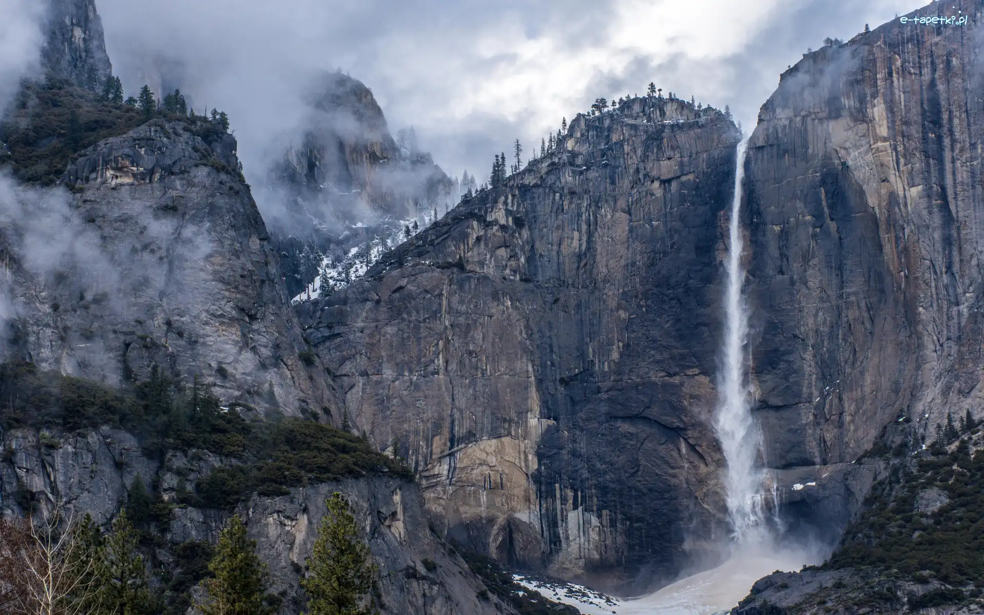 Park Narodowy Yosemite, Drzewa, Stany Zjednoczone, Upper Yosemite Falls, Chmury, Skały, Wodospad, Góry, Mgła, Kalifornia