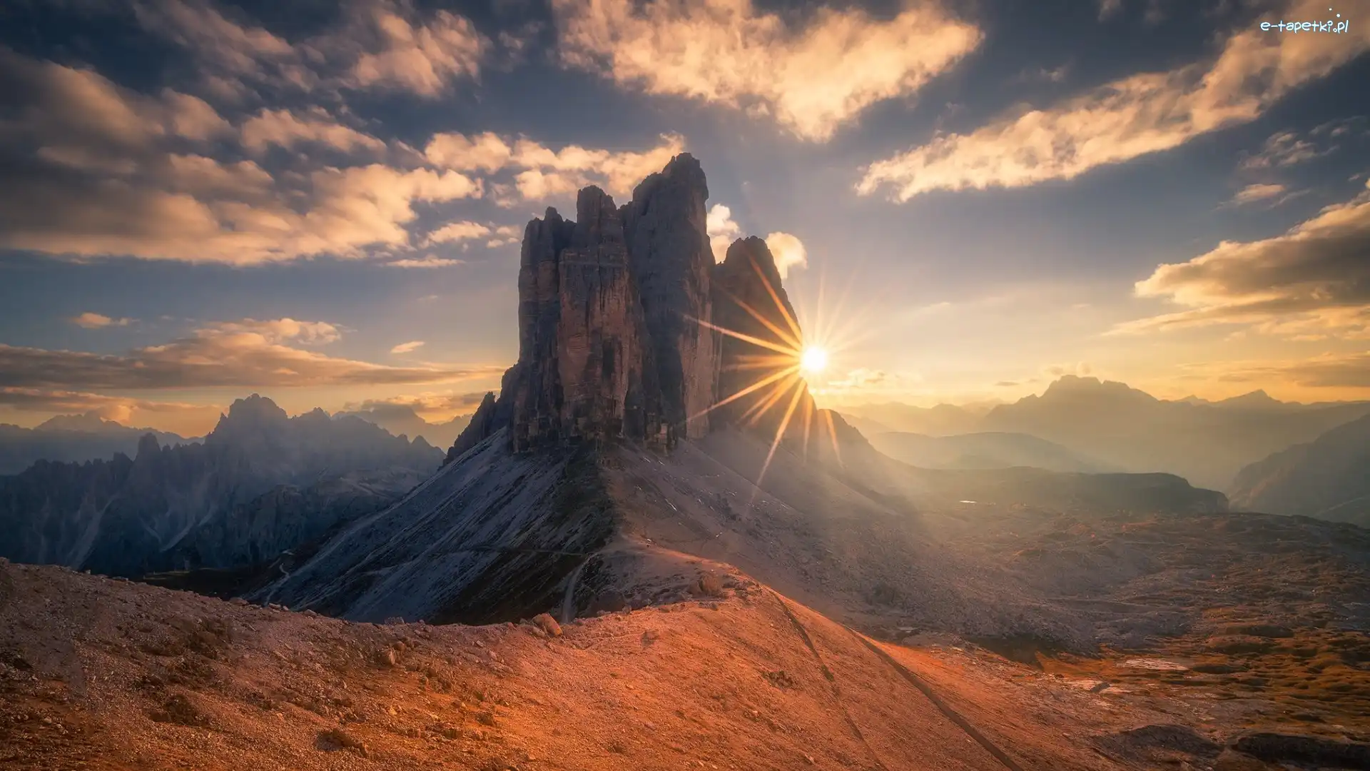 Tre Cime di Lavaredo, Dolomity, Włochy, Promienie słońca, Szczyty, Chmury, Skały, Góry