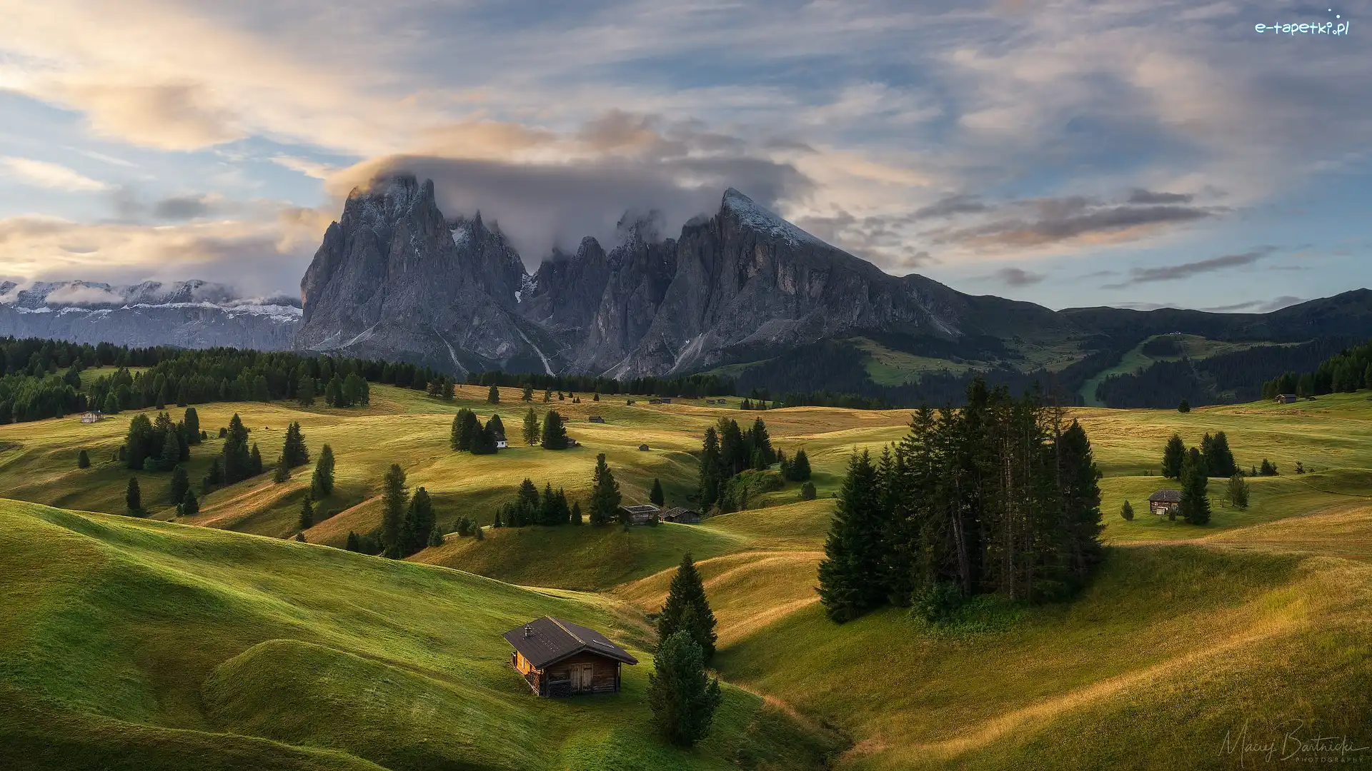 Seiser Alm, Sassolungo, Góry, Drzewa, Domki, Chmury, Płaskowyż, Drewniane, Val Gardena, Włochy, Dolina, Dolomity