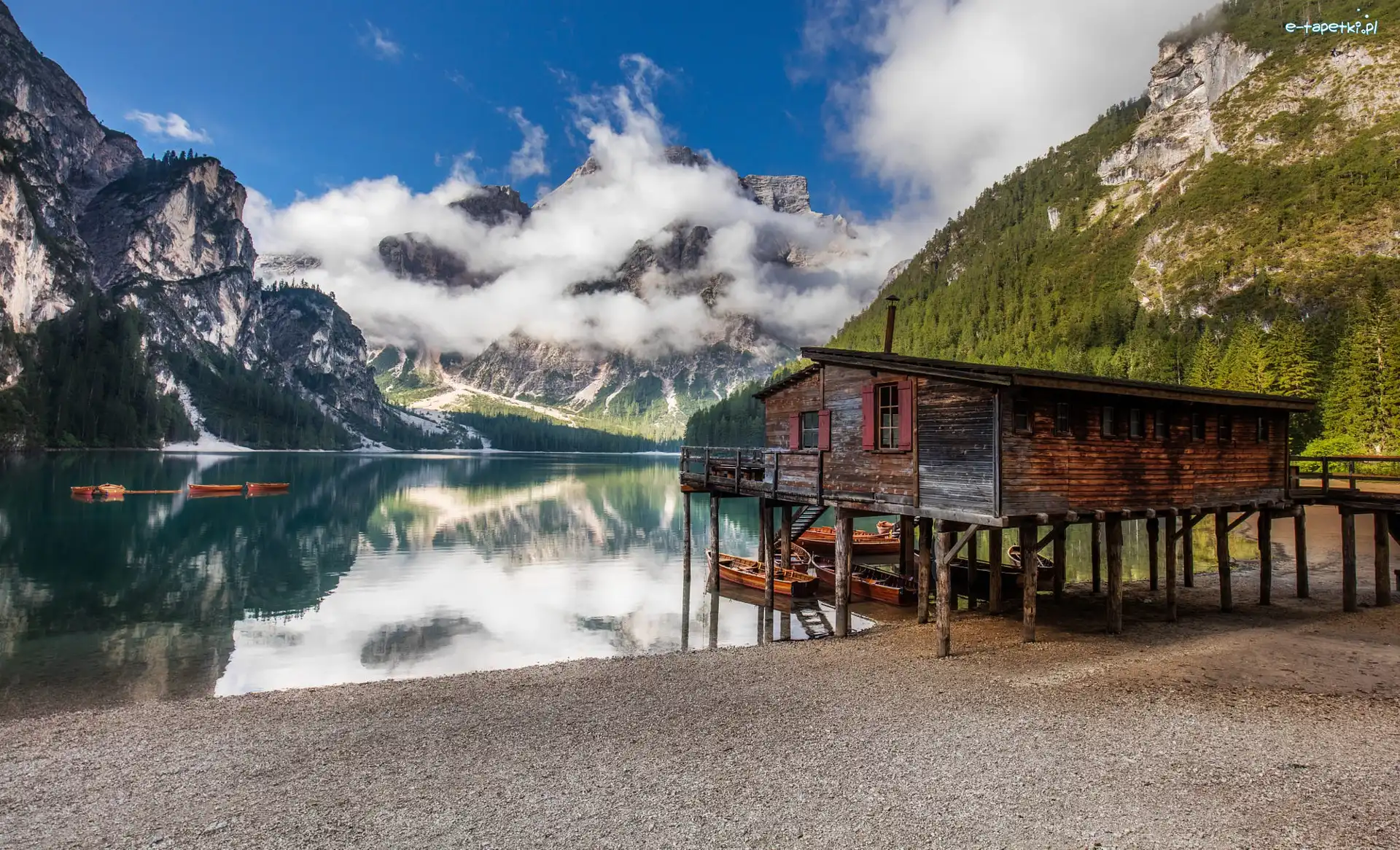 Dom, Drewniany, Góry, Jezioro Pragser Wildsee, Południowy Tyrol, Włochy, Drzewa, Dolomity, Łódki