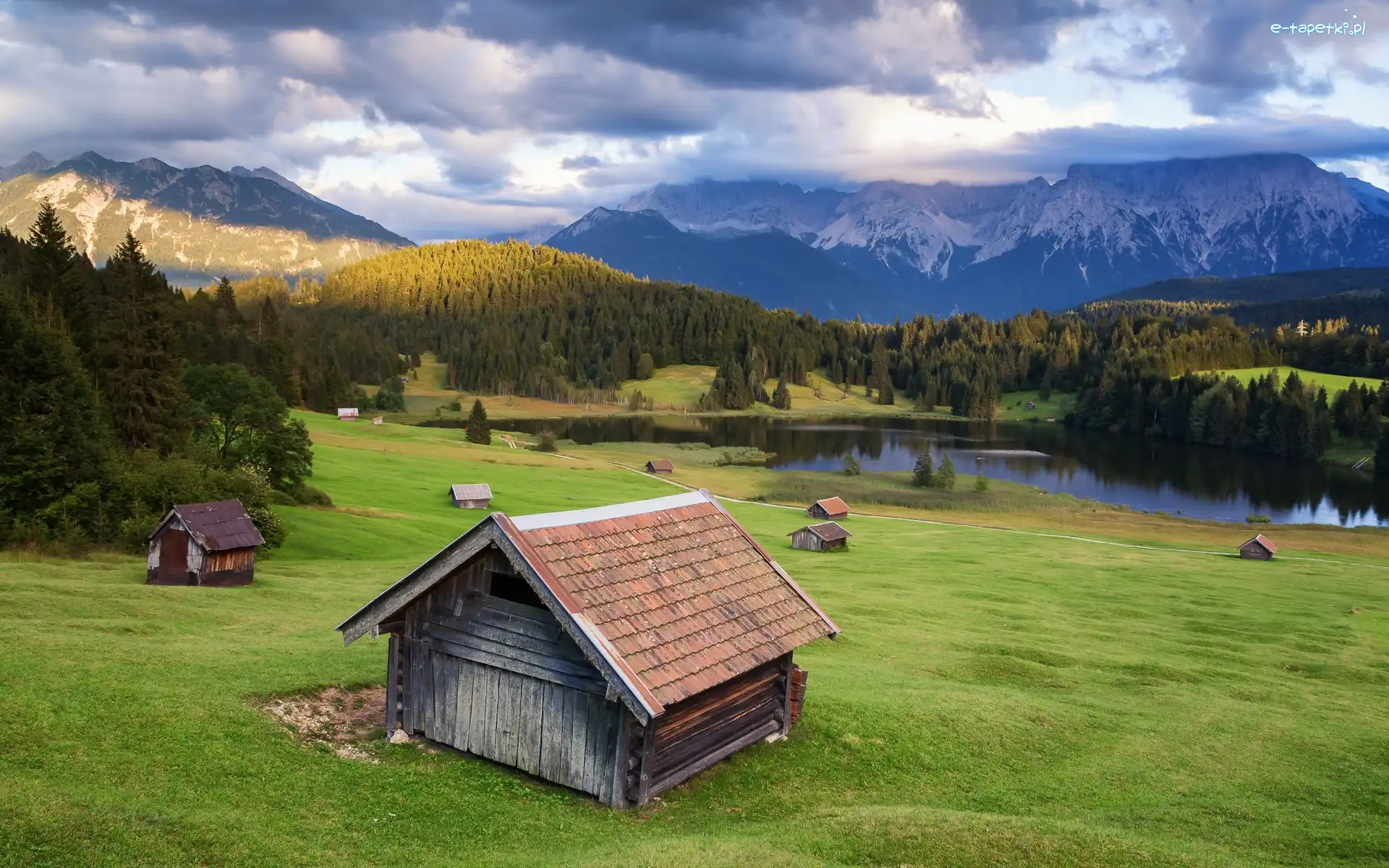 Jezioro Geroldsee, Szopy, Trawa, Góry, Chmury, Bawaria, Domki, Alpy, Lasy, Niemcy, Drzewa, Polana