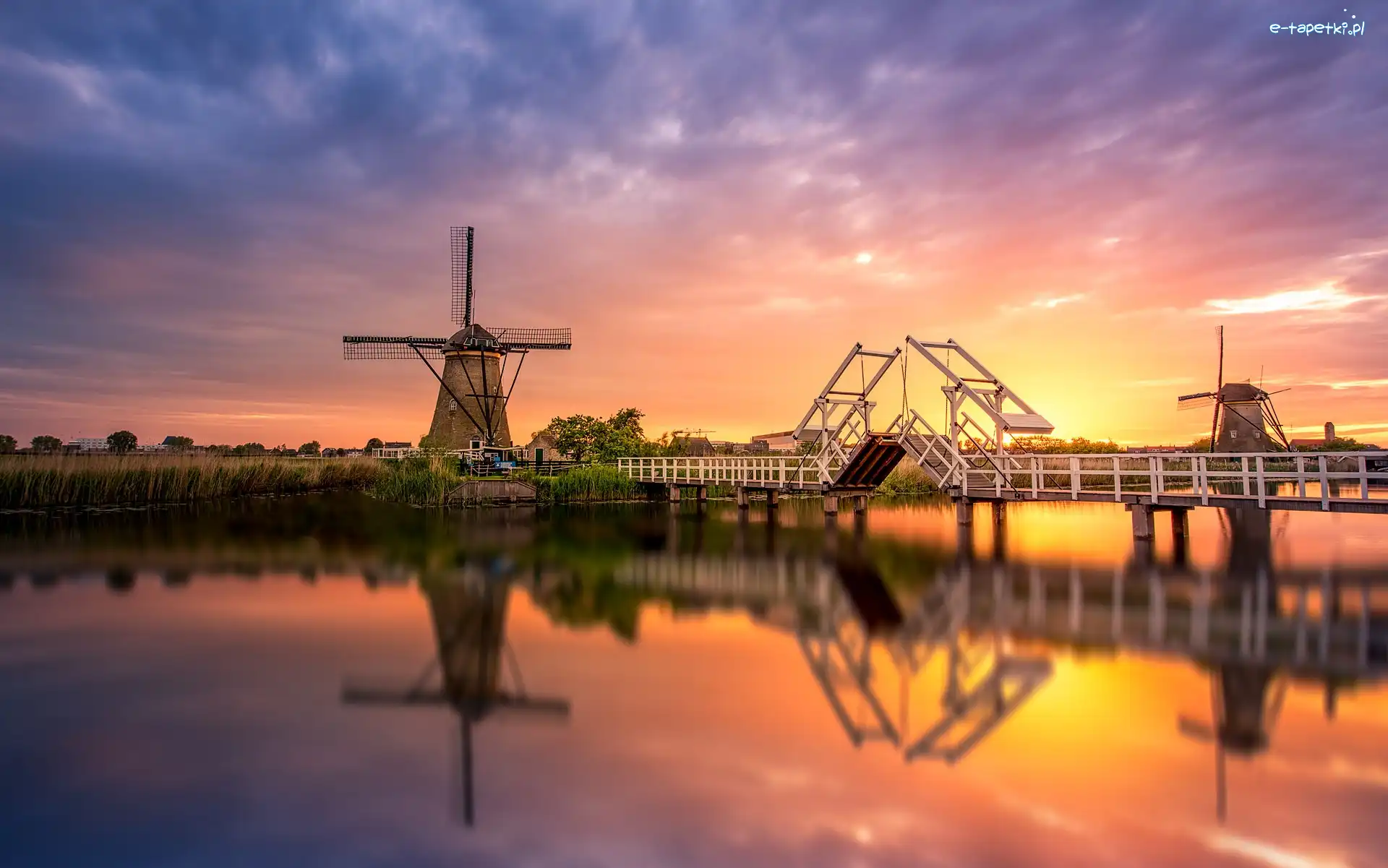 Rzeka, Wieś Kinderdijk, Most, Region Alblasserwaard, Holandia, Wschód słońca, Wiatraki
