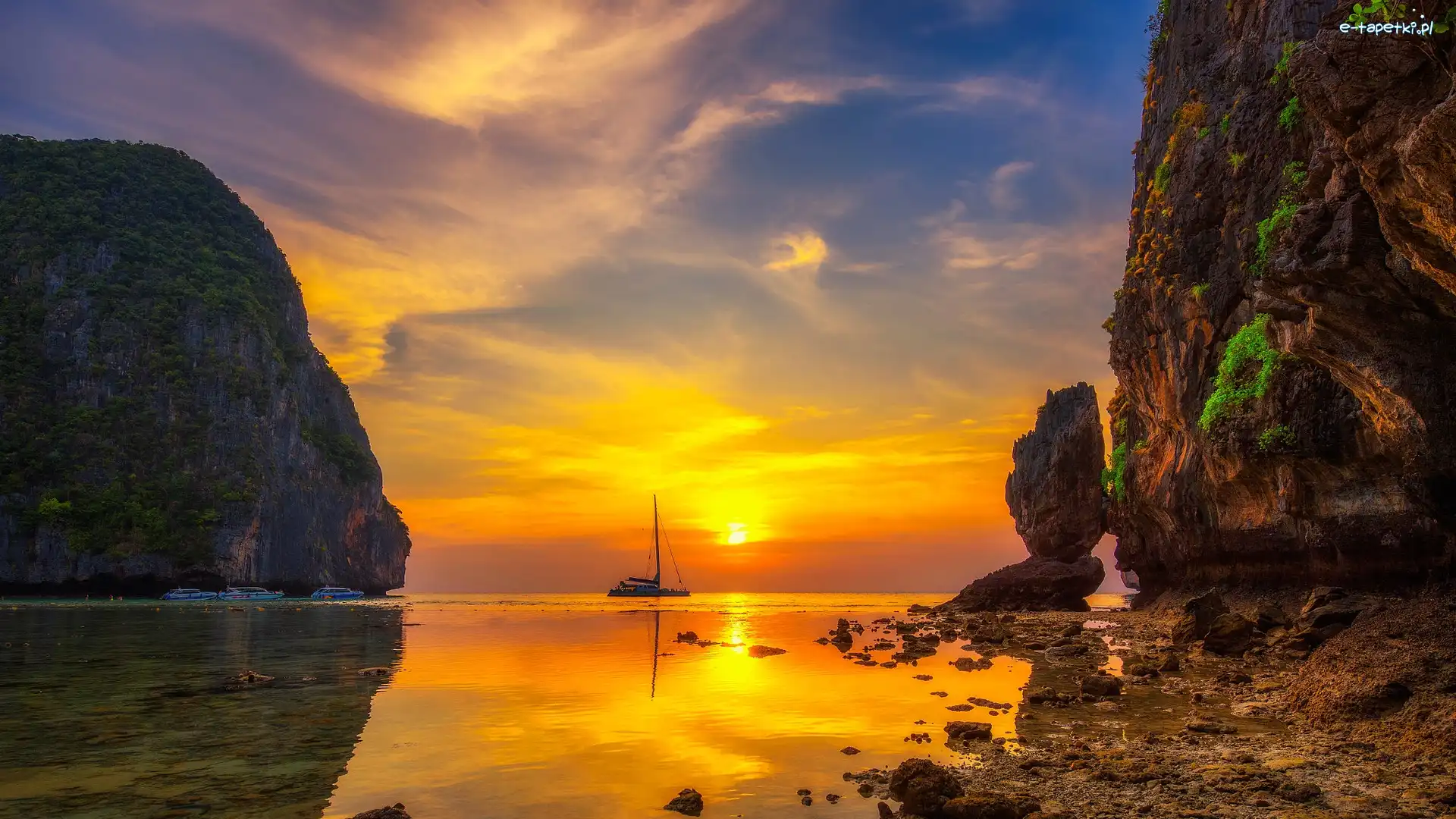 Plaża, Morze, Maya Beach, Wyspa Koh Phi Phi, Tajlandia, Skały, Roślinność, Prowincja Krabi, Wybrzeże, Żaglówka, Zachód słońca