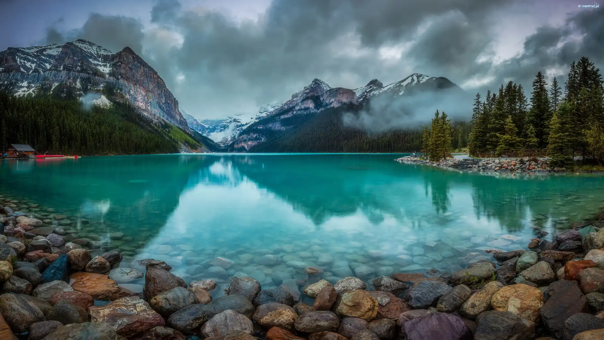 Dom, Drzewa, Jezioro, Kamienie, Góry, Kanada, Alberta, Lake Louise, Park Narodowy Banff