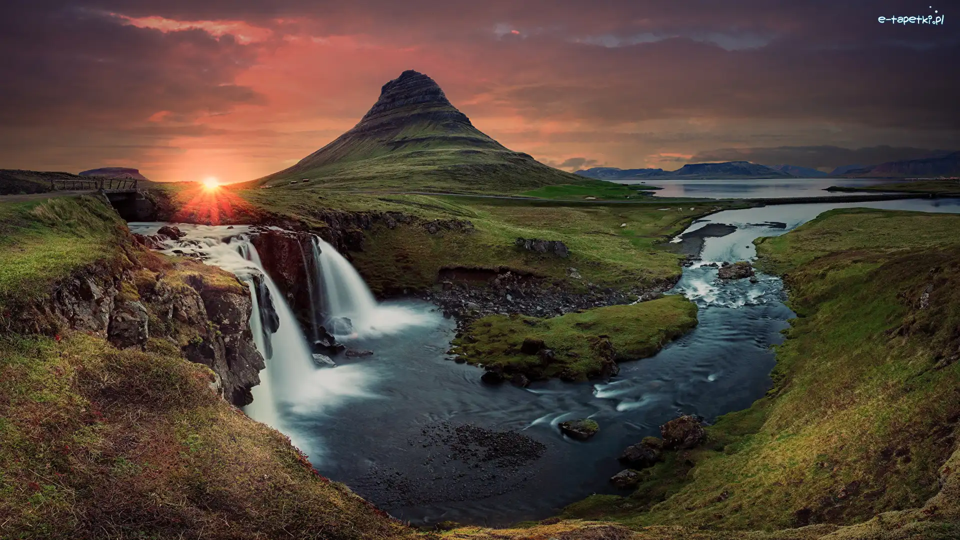 Wodospad Kirkjufellsfoss, Przyroda, Zachód słońca, Chmury, Góra Kirkjufell, Rzeka, Niebo, Islandia