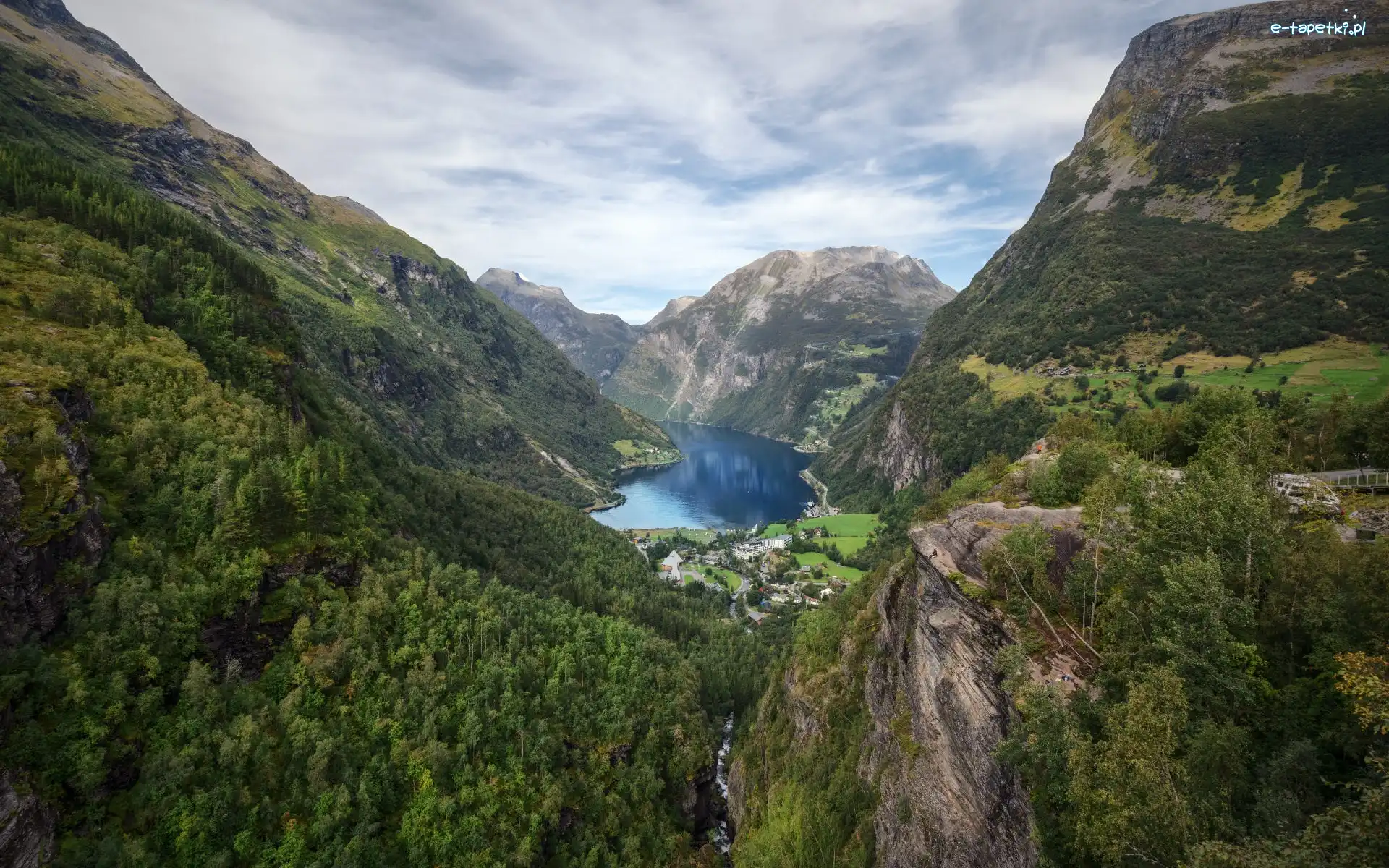 Geirangerfjord, Góry, Domy, Drzewa, Fiord, Skały, Las, Norwegia