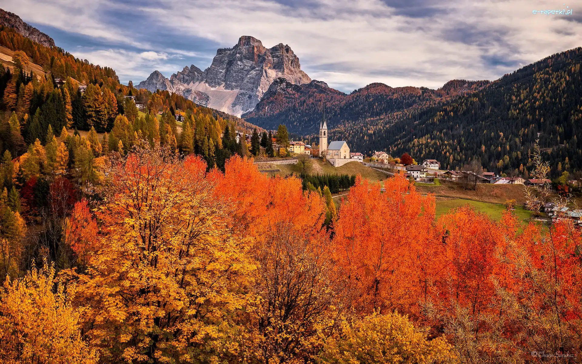 Szczyt Monte Pelmo, Dolomity, Gmina Selva di Cadore, Prowincja Belluno, Włochy, Kościół, Domy, Góry, Jesień