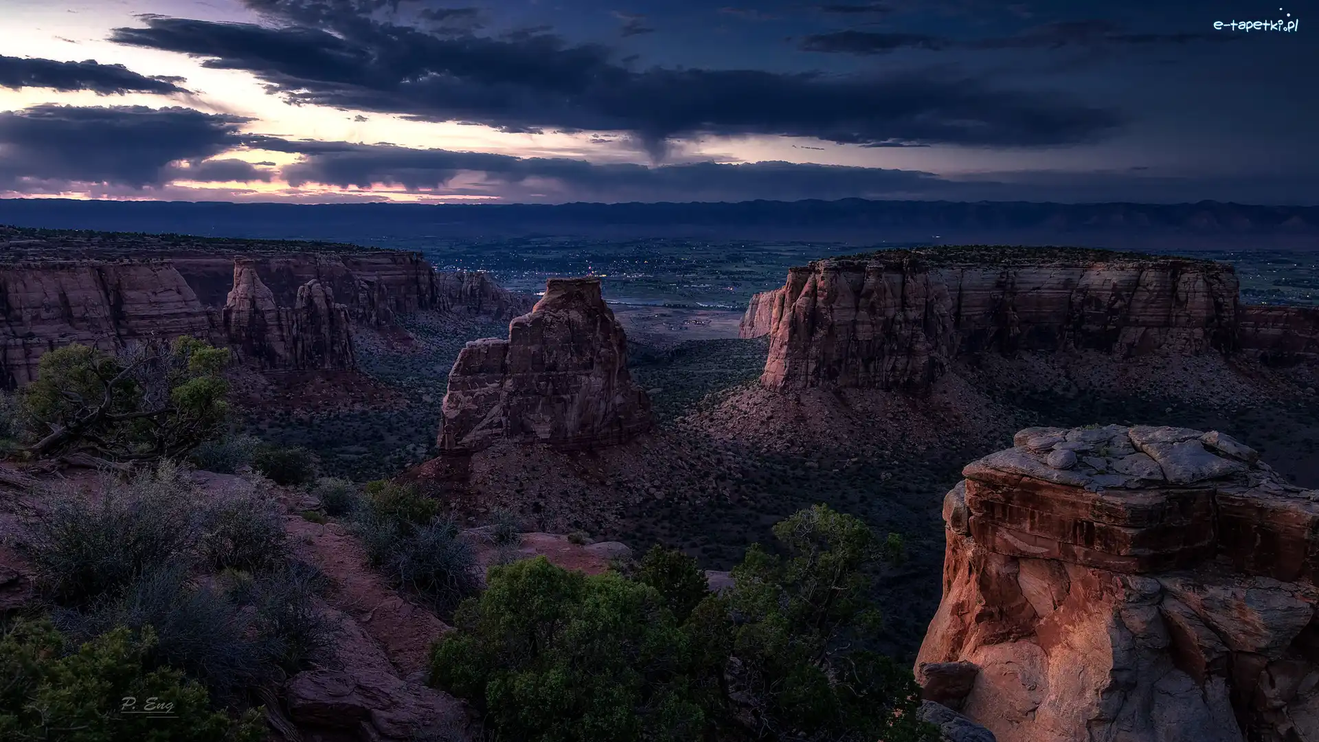 Krzewy, Skały, Stany Zjednoczone, Kolorado, Góry, Colorado National Monument, Fruita, Chmury