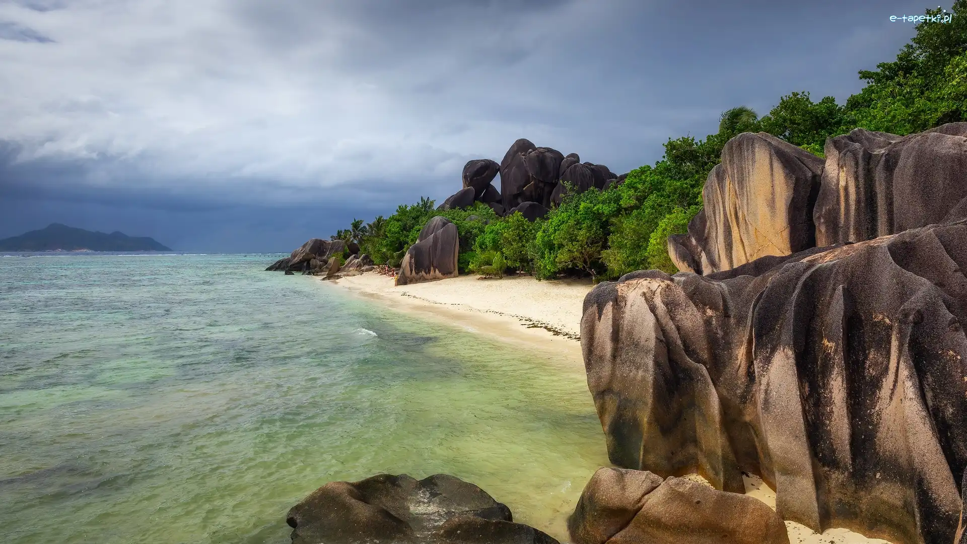 Palmy, Plaża Anse Source dArgent, Skały, Morze, Wyspa La Digue, Seszele, Chmury, Głazy, Roślinność