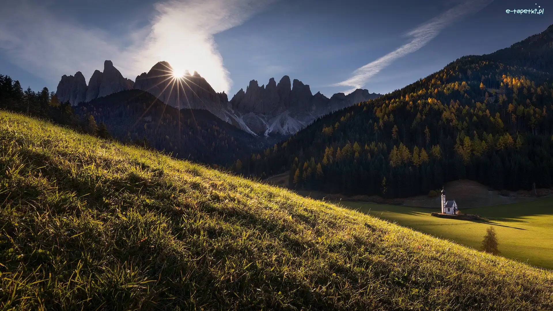 Drzewa, Dolina Val di Funes, Łąka, Las, Góry, Dolomity, Jesień, Włochy, Kościół św Jana, Promienie słońca