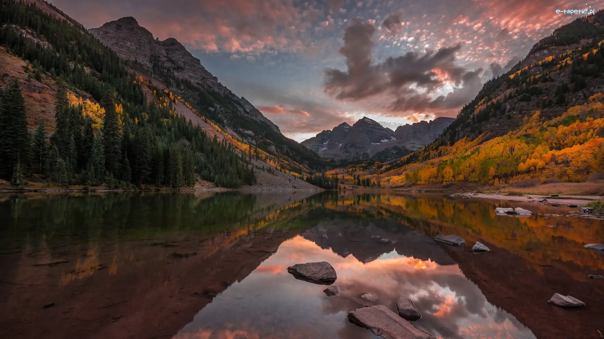 Odbicie, Maroon Lake, Szczyty Maroon Bells, Góry Skaliste, Jesień, Stany Zjednoczone, Kolorado, Jezioro, Drzewa