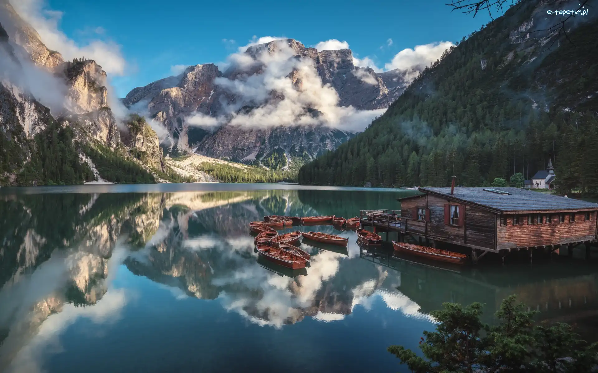 Pragser Wildsee, Jezioro, Dolomity, Alpy, Góry, Włochy, Łódki, Dom, Drzewa