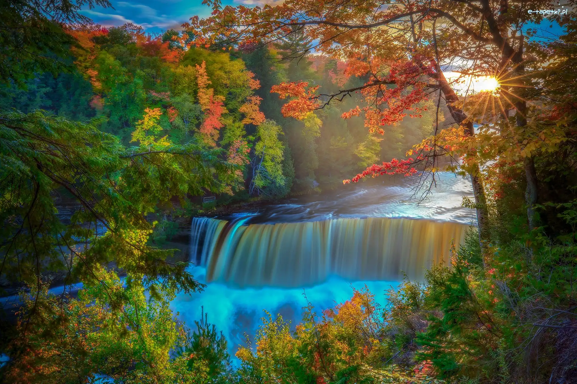 Wodospad, Jesień, Tahquamenon Falls, Drzewa, Stany Zjednoczone, Rzeka, Promienie słońca, Stan Michigan, Tahquamenon River, Las, Miejscowość Paradise