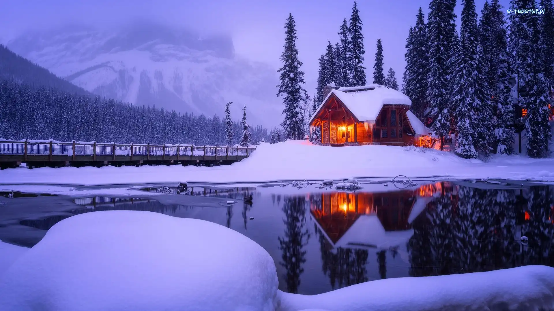Góry, Zima, Drzewa, Dom, Kanada, Most, Emerald Lake, Prowincja Kolumbia Brytyjska, Jezioro, Oświetlony, Park Narodowy Yoho
