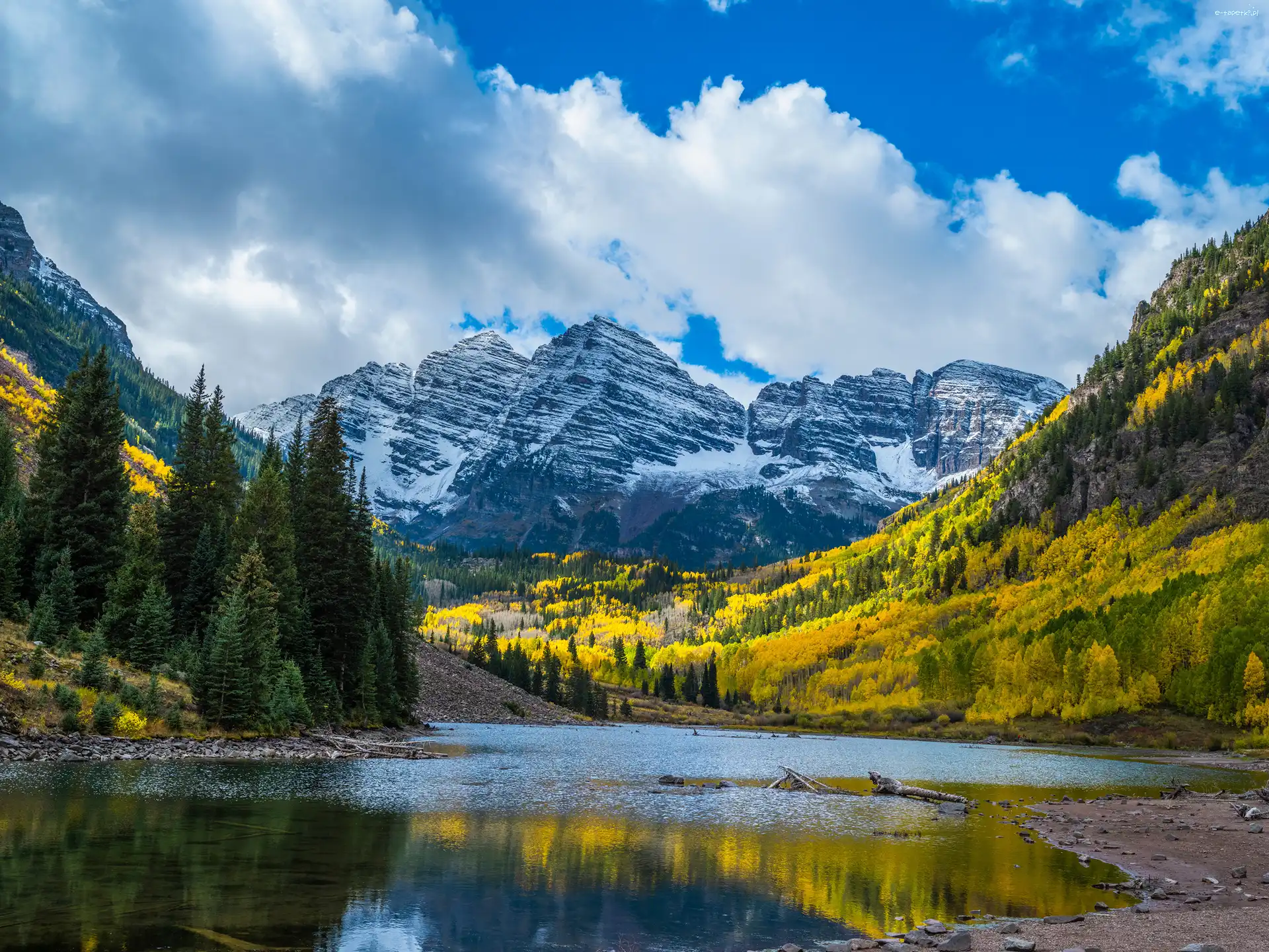 Góry Skaliste, Stan Kolorado, Niebo, Drzewa, Ośnieżone, Szczyty Maroon Bells, Jezioro Maroon, Stany Zjednoczone