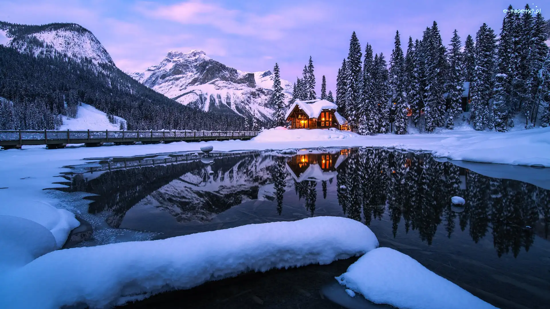 Emerald Lake, Park Narodowy Yoho, Góry, Oświetlony, Kanada, Dom, Jezioro, Kolumbia Brytyjska, Most, Zima, Drzewa