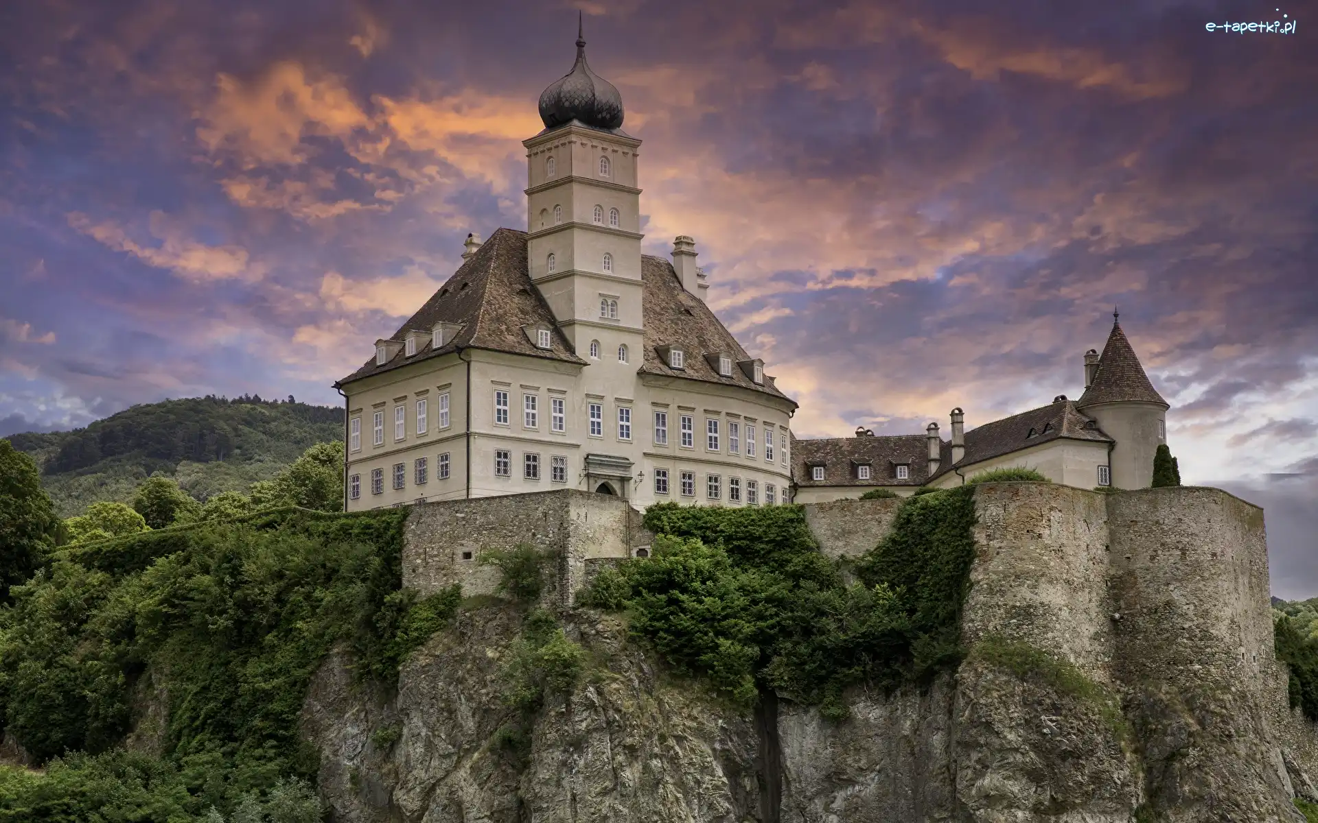 Zachód słońca, Skała, Drzewa, Zamek Schonbuhel, Austria, Chmury, Niebo