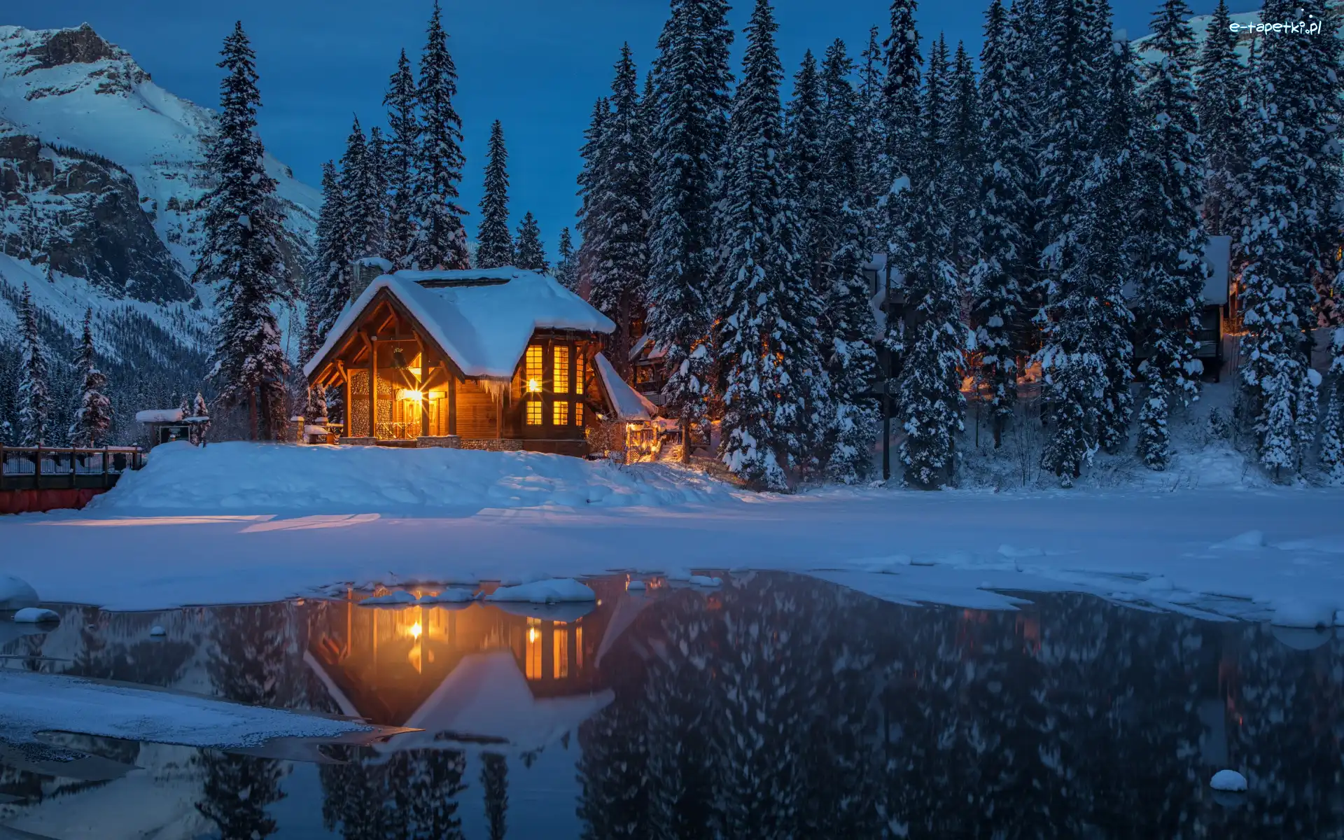 Góry, Śnieg, Las, Światła, Emerald Lake, Park Narodowy Yoho, Drzewa, Jezioro, Dom, Kanada, Wieczór, Zima