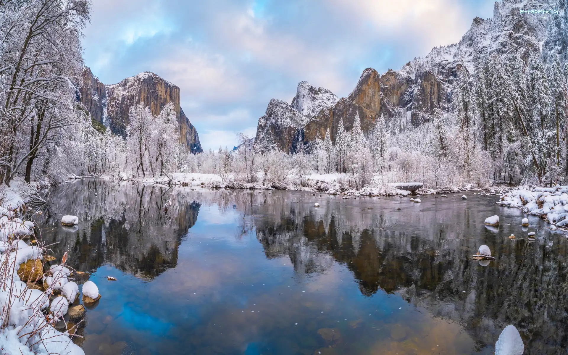 Merced River, Drzewa, Góry, Chmury, Park Narodowy Yosemite, Kalifornia, Rzeka, Śnieg, Kamienie, Stany Zjednoczone, Odbicie, Zima