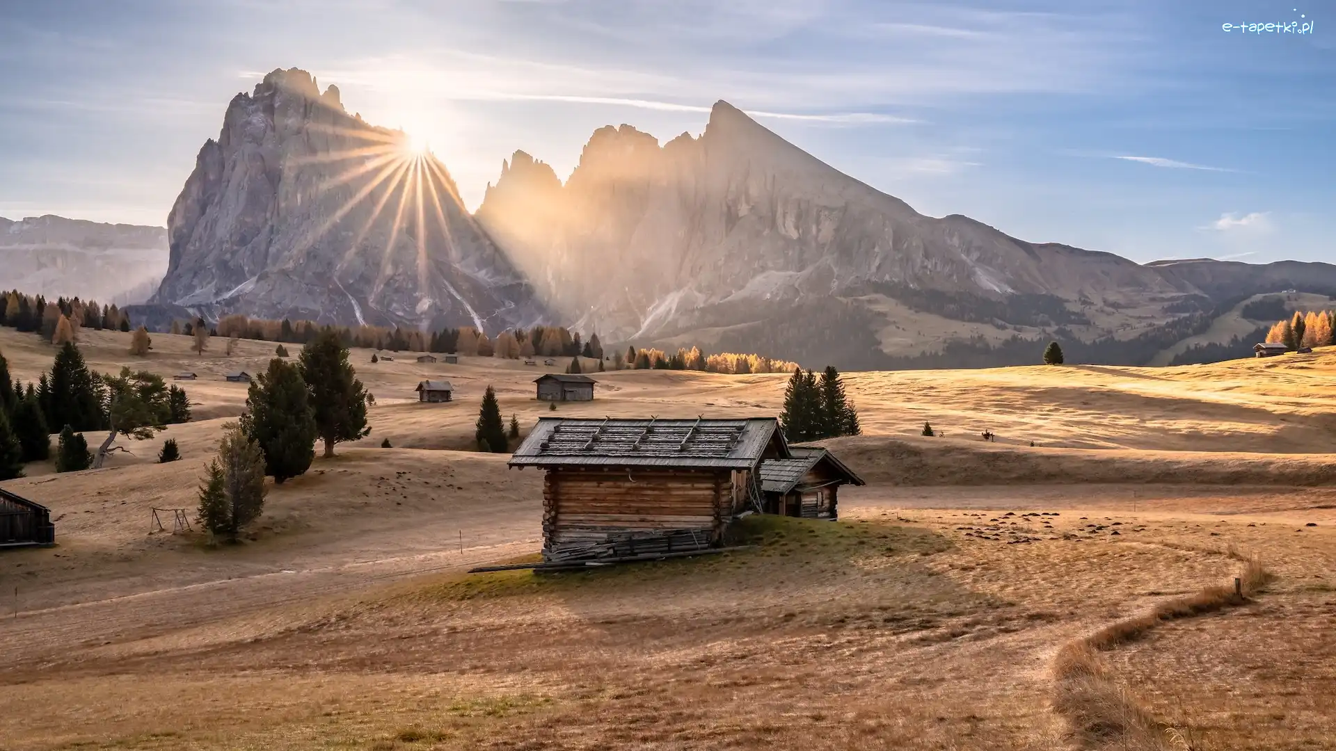 Jesień, Seiser Alm, Góry, Południowy Tyrol, Włochy, Promienie słońca, Drzewa, Dolomity, Dom
