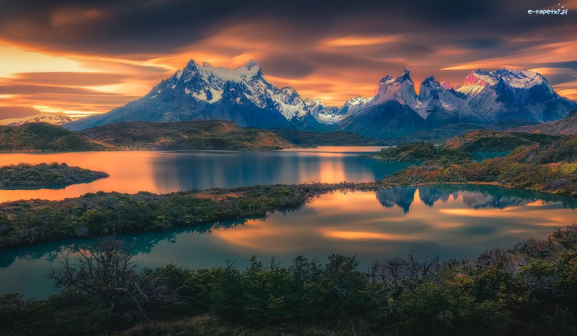 Odbicie, Chmury, Cordillera del Paine, Góry, Jeziora, Chile, Patagonia, Zachód słońca, Park Narodowy Torres del Paine