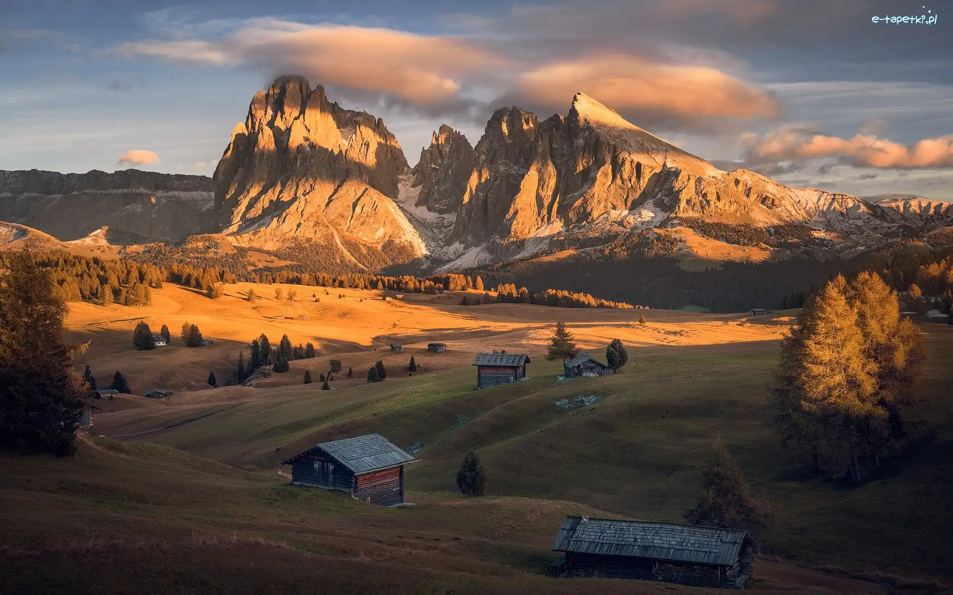 Domki, Dolomity, Sassolungo, Płaskowyż, Dolina, Val Gardena, Drewniane, Seiser Alm, Chmury, Włochy, Drzewa, Góry