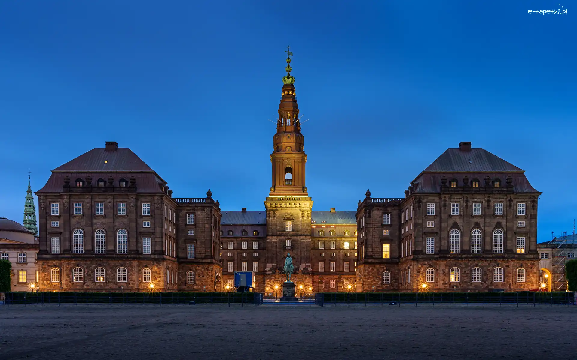 Światła, Wyspa Slottsholmen, Zamek Christiansborg, Kopenhaga, Dania, Noc, Wieża
