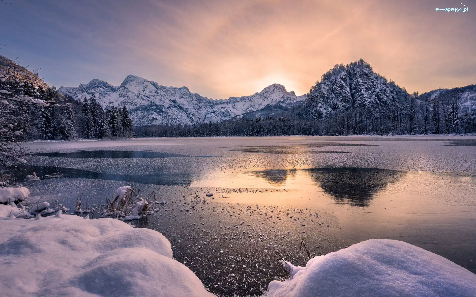 Wschód słońca, Góry, Drzewa, Austria, Jezioro Almsee, Zima