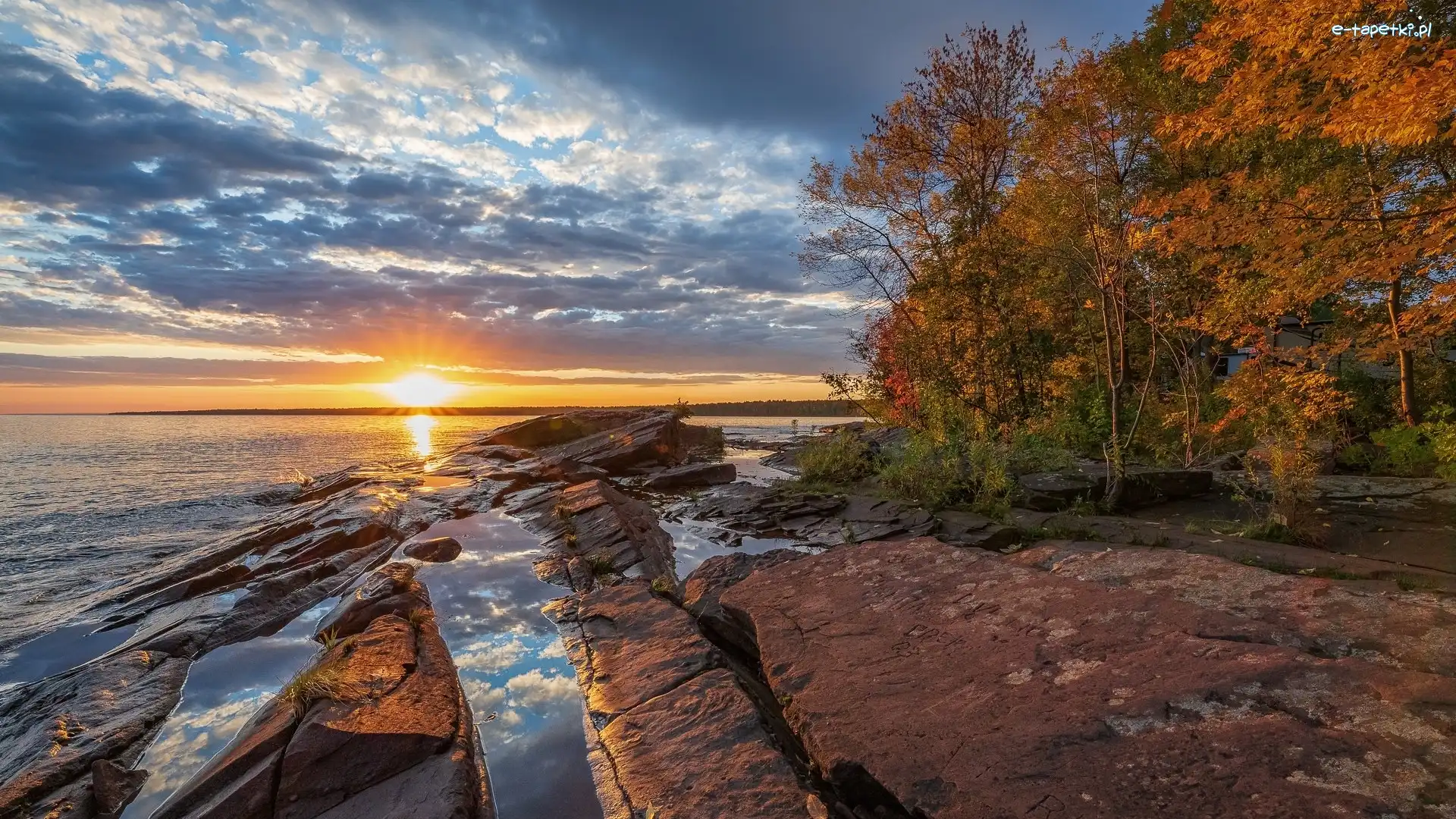 Poranek, Jesień, Skały, Stan Michigan, Stany Zjednoczone, Wschód słońca, Superior Lake, Drzewa, Jezioro