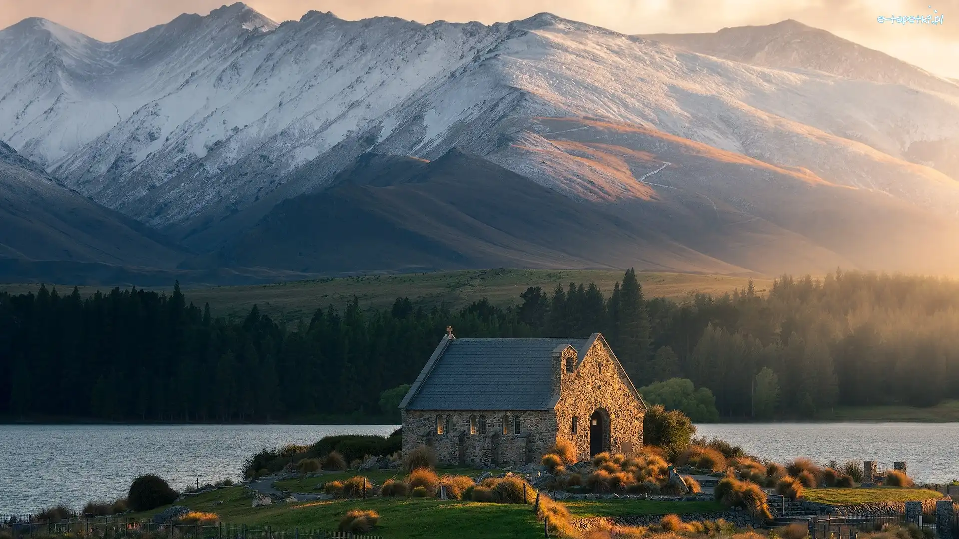 Nowa Zelandia, Lake Tekapo, Kościół Dobrego Pasterza, Jezioro, Góry, Trawy, Kępy