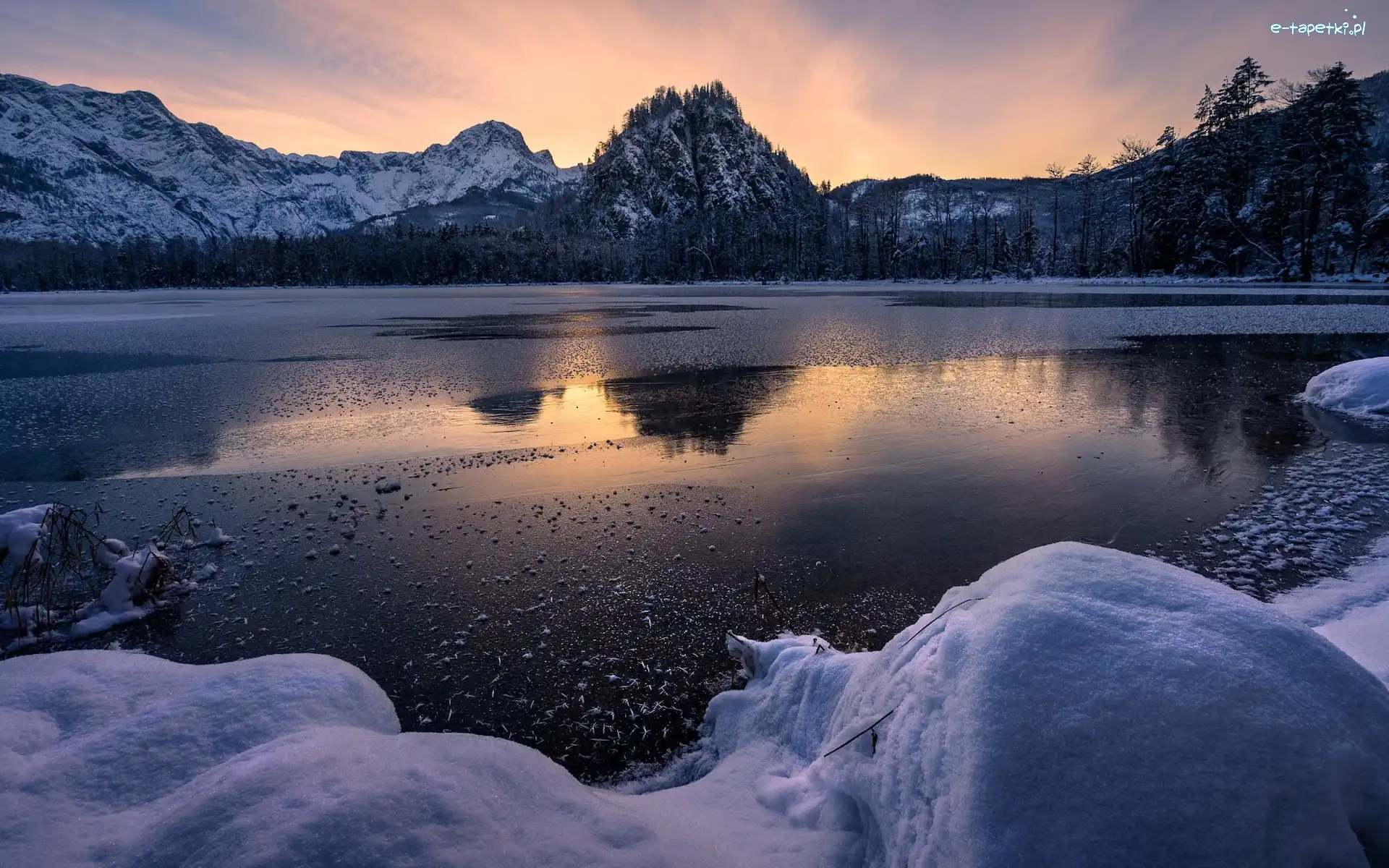Zachód słońca, Góry, Drzewa, Austria, Jezioro Almsee, Zima