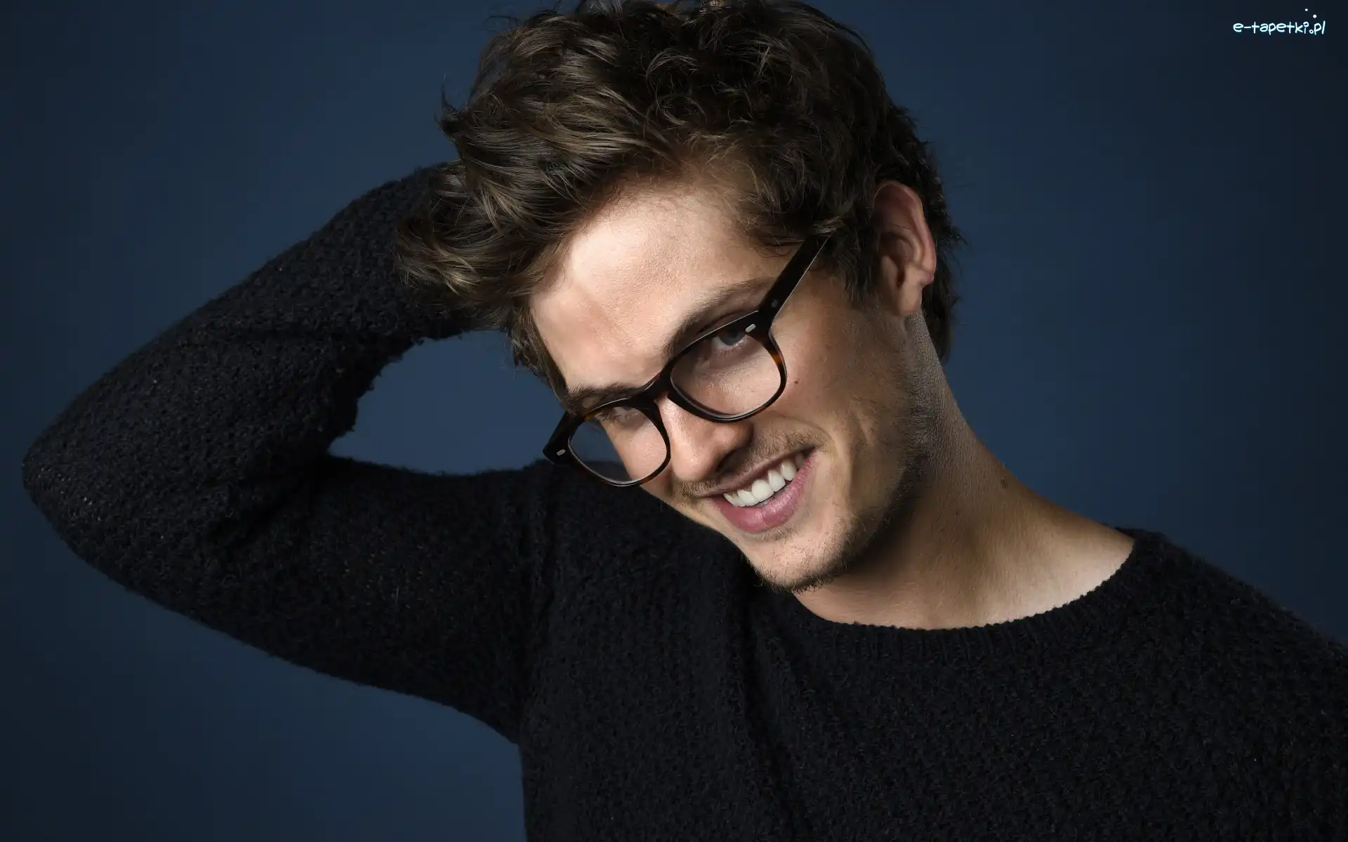 Aktor, Uśmiech, Daniel Sharman, Mężczyzna, Okulary