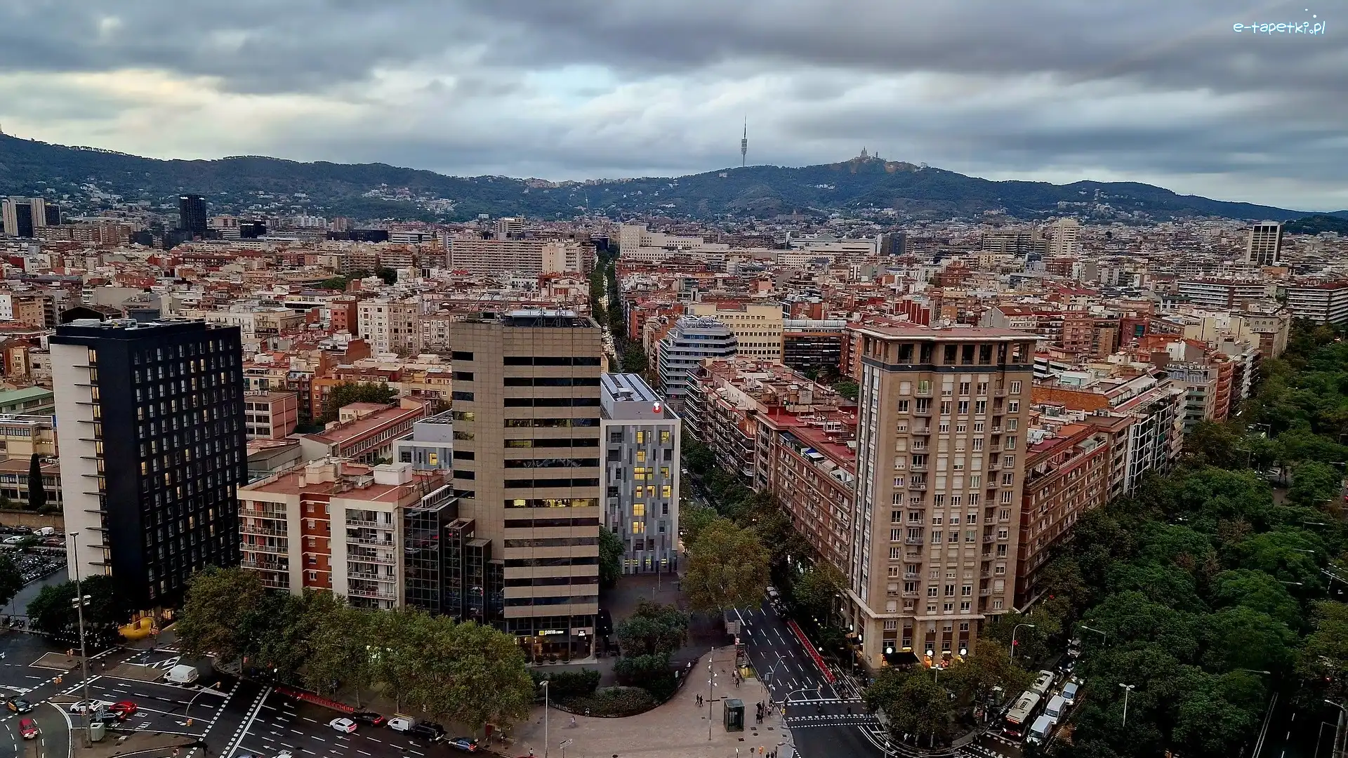 Barcelona, Ulice, Drzewa, Hiszpania, Wieżowce, Miasto