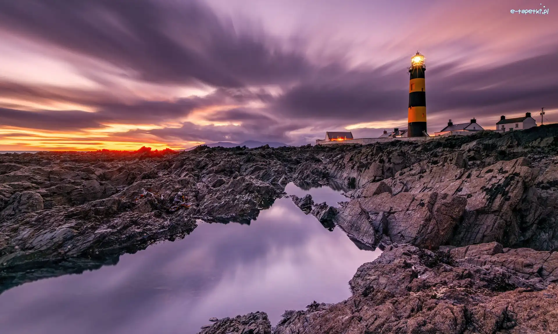 Chmury, Saint Johns Point Lighthouse, Zachód słońca, Irlandia, Latarnia morska, Skały