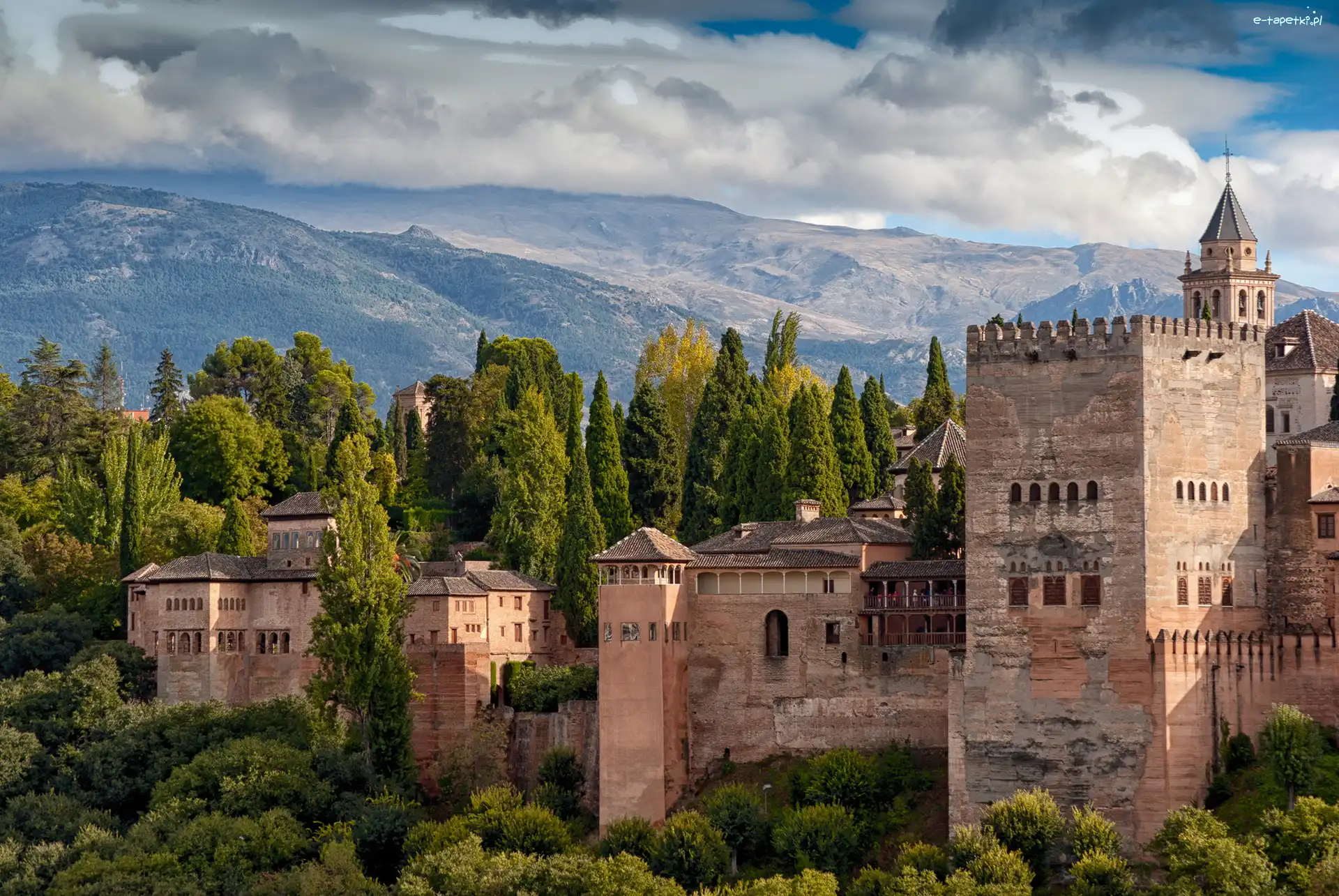 Granada, Drzewa, Pałac Alhambra, Hiszpania, Niebo, Góry