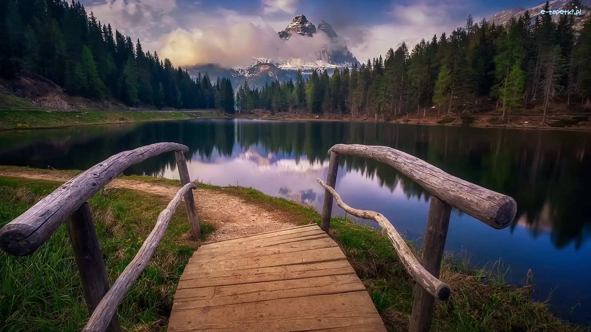 Tre Cime di Lavaredo, Jezioro, Drzewa, Mostek, Włochy, Góry, Masyw, Prowincja Belluno, Dolomity, Antorno Lake, Chmury