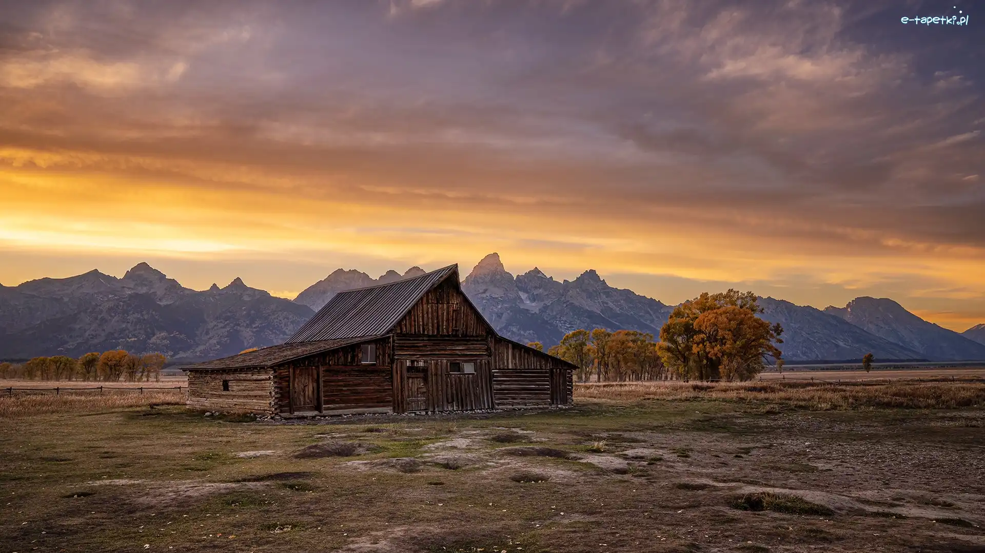 Zachód słońca, Stodoła, Chmury, Chata, Stany Zjednoczone, Góry, Drzewa, Stan Wyoming, Teton Range, Drewniana, Park Narodowy Grand Teton