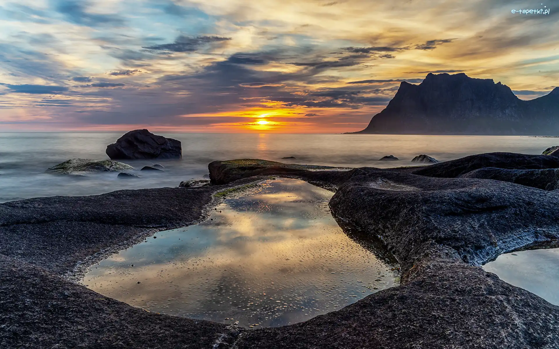 Uttakleiv Beach, Wybrzeże, Morze, Skały, Norwegia, Niebo, Plaża, Lofoty, Chmury, Góry, Kamienie